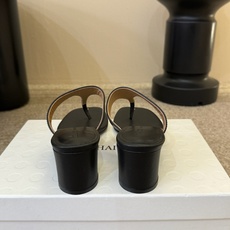 Khait* 26SS春夏新款极简夹趾平底人字拖用最利落的线条诠释高级感,没有多余装饰,却凭借细腻的皮革 Khait* 26SS春夏新款极简夹趾平底人字拖用最利落的线条诠释高级感,没有多余装饰,却凭借细腻的皮革