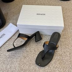 Khait* 26SS春夏新款极简夹趾平底人字拖用最利落的线条诠释高级感,没有多余装饰,却凭借细腻的皮革 Khait* 26SS春夏新款极简夹趾平底人字拖用最利落的线条诠释高级感,没有多余装饰,却凭借细腻的皮革