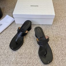 Khait* 26SS春夏新款极简夹趾平底人字拖用最利落的线条诠释高级感,没有多余装饰,却凭借细腻的皮革 Khait* 26SS春夏新款极简夹趾平底人字拖用最利落的线条诠释高级感,没有多余装饰,却凭借细腻的皮革