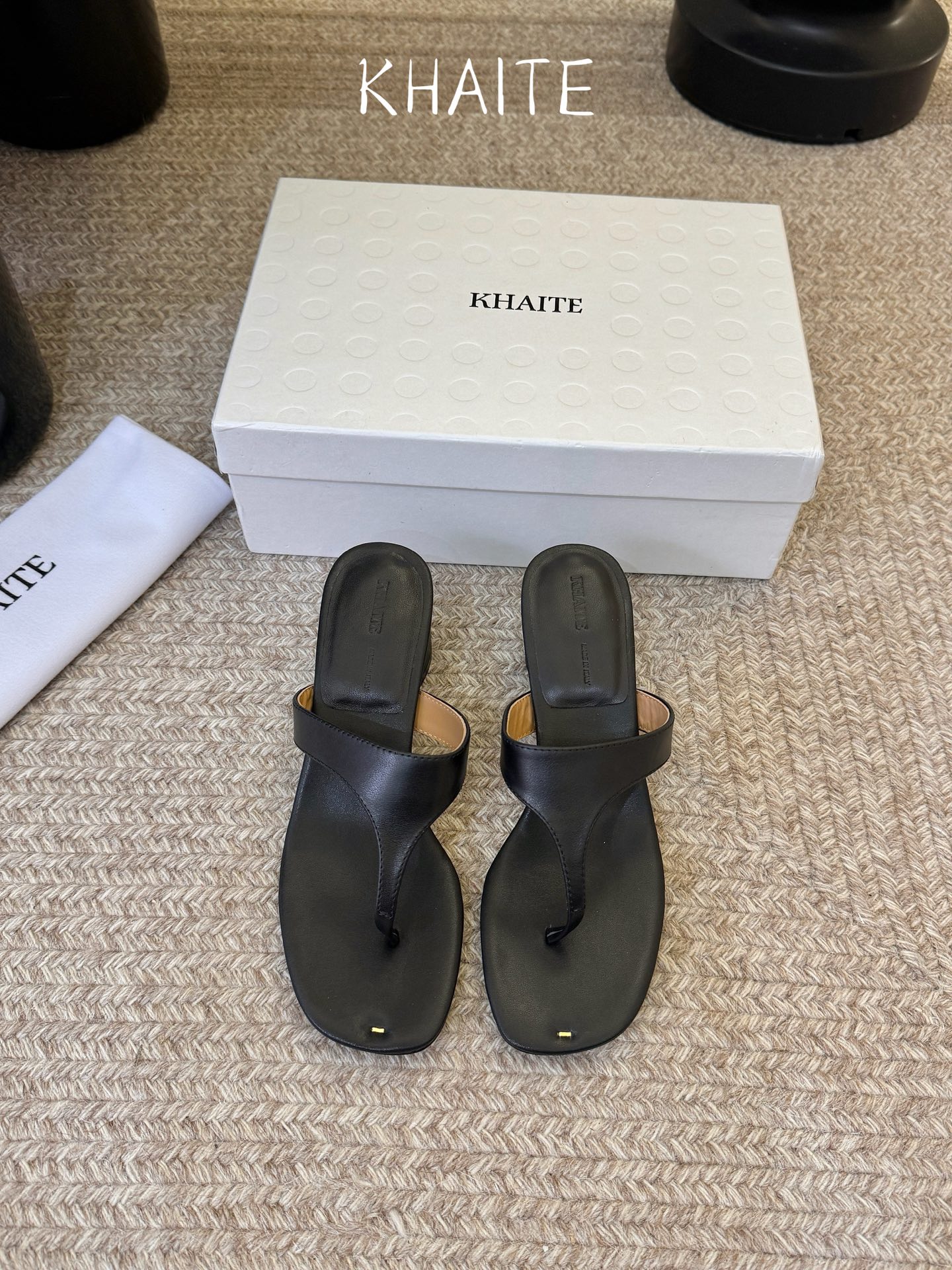 Khait* 26SS春夏新款极简夹趾平底人字拖用最利落的线条诠释高级感，没有多余装饰，却凭借细腻的皮革