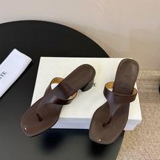 Khait* 26SS春夏新款极简夹趾平底人字拖用最利落的线条诠释高级感,没有多余装饰,却凭借细腻的皮革 Khait* 26SS春夏新款极简夹趾平底人字拖用最利落的线条诠释高级感,没有多余装饰,却凭借细腻的皮革