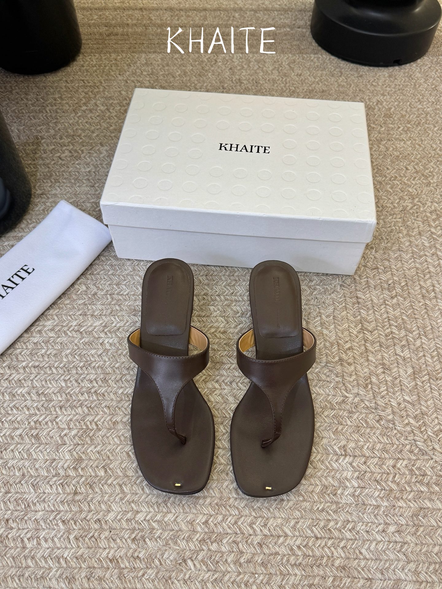 Khait* 26SS春夏新款极简夹趾平底人字拖用最利落的线条诠释高级感，没有多余装饰，却凭借细腻的皮革