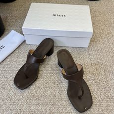 Khait* 26SS春夏新款极简夹趾平底人字拖用最利落的线条诠释高级感,没有多余装饰,却凭借细腻的皮革 Khait* 26SS春夏新款极简夹趾平底人字拖用最利落的线条诠释高级感,没有多余装饰,却凭借细腻的皮革