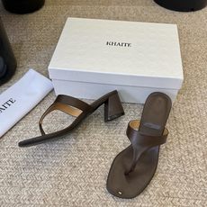 Khait* 26SS春夏新款极简夹趾平底人字拖用最利落的线条诠释高级感,没有多余装饰,却凭借细腻的皮革 Khait* 26SS春夏新款极简夹趾平底人字拖用最利落的线条诠释高级感,没有多余装饰,却凭借细腻的皮革