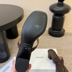 Khait* 26SS春夏新款极简夹趾平底人字拖用最利落的线条诠释高级感,没有多余装饰,却凭借细腻的皮革 Khait* 26SS春夏新款极简夹趾平底人字拖用最利落的线条诠释高级感,没有多余装饰,却凭借细腻的皮革