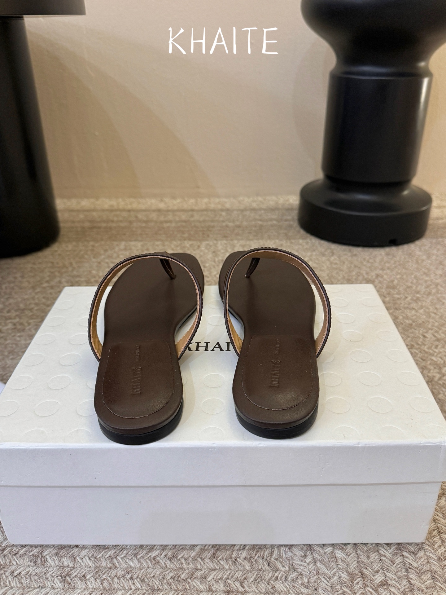 Khait* 26SS春夏新款极简夹趾平底人字拖用最利落的线条诠释高级感，没有多余装饰，却凭借细腻的皮革