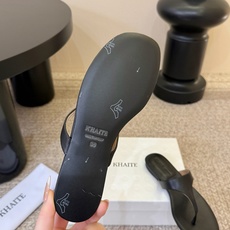 Khait* 26SS春夏新款极简夹趾平底人字拖用最利落的线条诠释高级感,没有多余装饰,却凭借细腻的皮革 Khait* 26SS春夏新款极简夹趾平底人字拖用最利落的线条诠释高级感,没有多余装饰,却凭借细腻的皮革