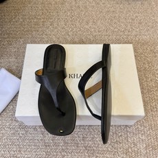 Khait* 26SS春夏新款极简夹趾平底人字拖用最利落的线条诠释高级感,没有多余装饰,却凭借细腻的皮革 Khait* 26SS春夏新款极简夹趾平底人字拖用最利落的线条诠释高级感,没有多余装饰,却凭借细腻的皮革
