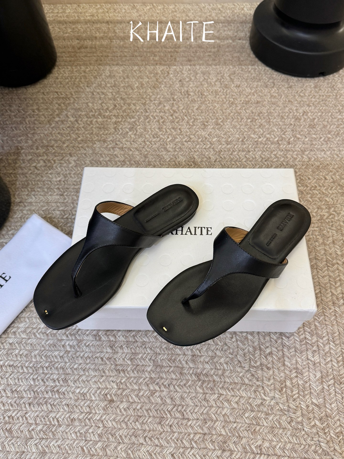 Khait* 26SS春夏新款极简夹趾平底人字拖用最利落的线条诠释高级感,没有多余装饰,却凭借细腻的皮革 Khait* 26SS春夏新款极简夹趾平底人字拖用最利落的线条诠释高级感,没有多余装饰,却凭借细腻的皮革