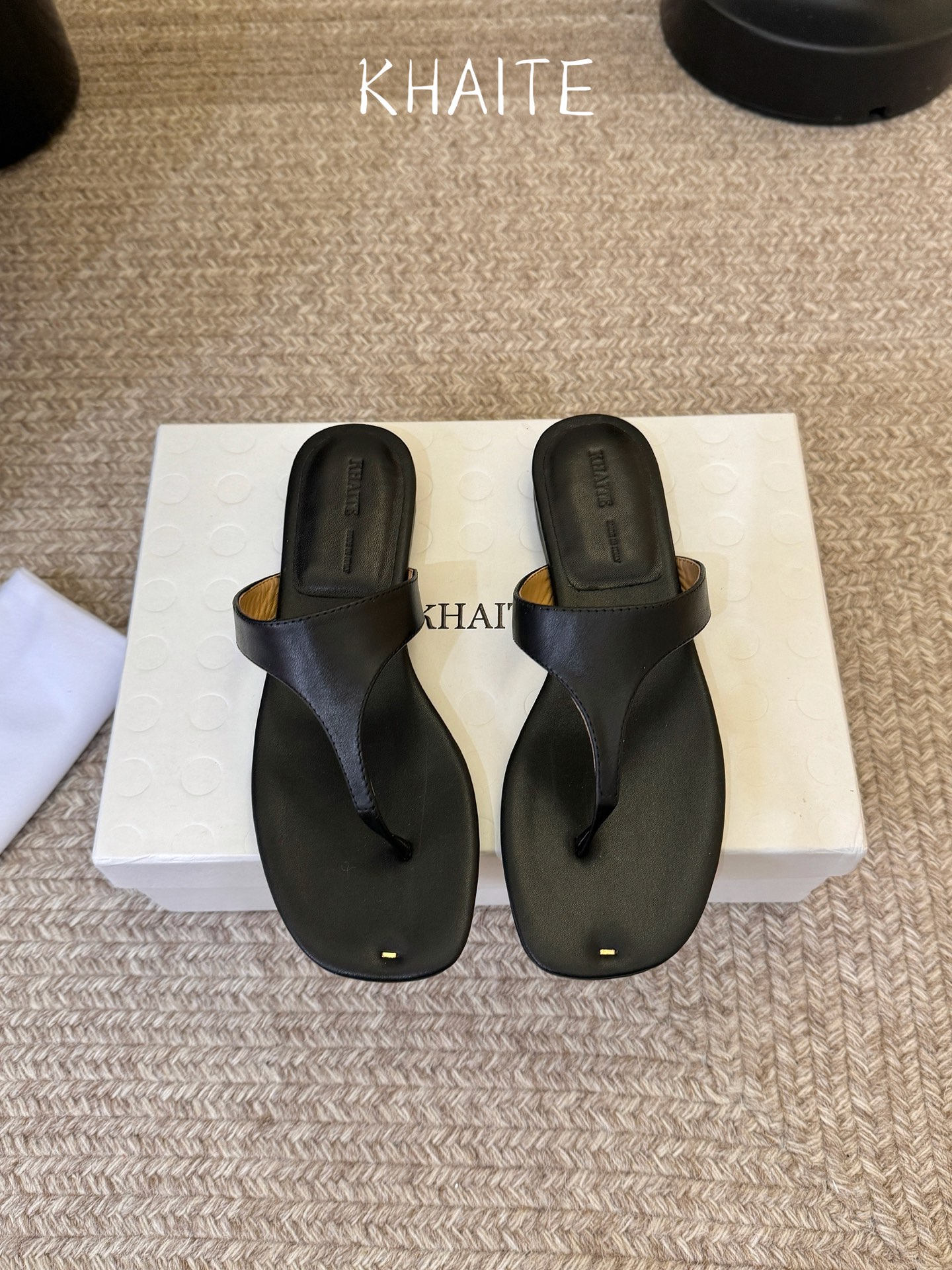 Khait* 26SS春夏新款极简夹趾平底人字拖用最利落的线条诠释高级感，没有多余装饰，却凭借细腻的皮革