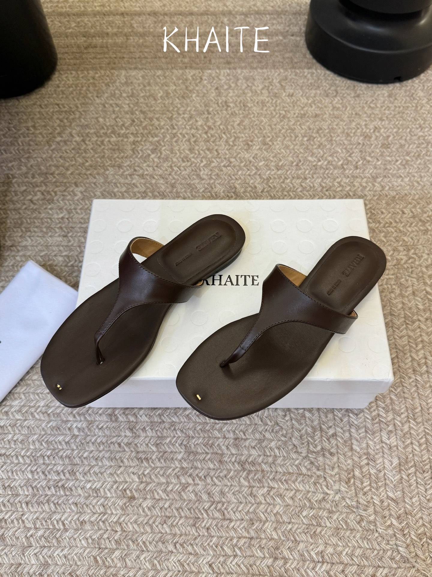 Khait* 26SS春夏新款极简夹趾平底人字拖用最利落的线条诠释高级感，没有多余装饰，却凭借细腻的皮革