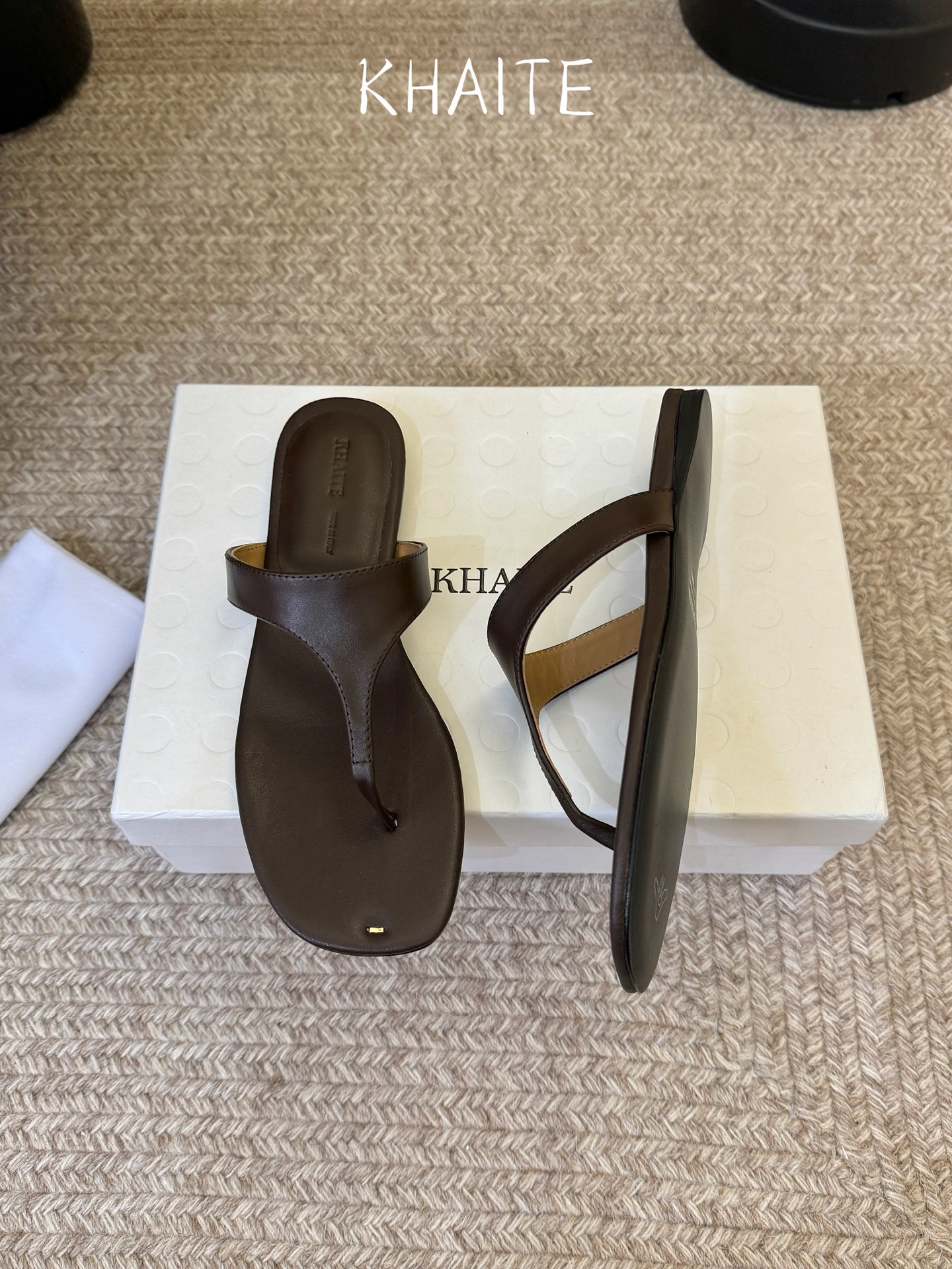 Khait* 26SS春夏新款极简夹趾平底人字拖用最利落的线条诠释高级感，没有多余装饰，却凭借细腻的皮革
