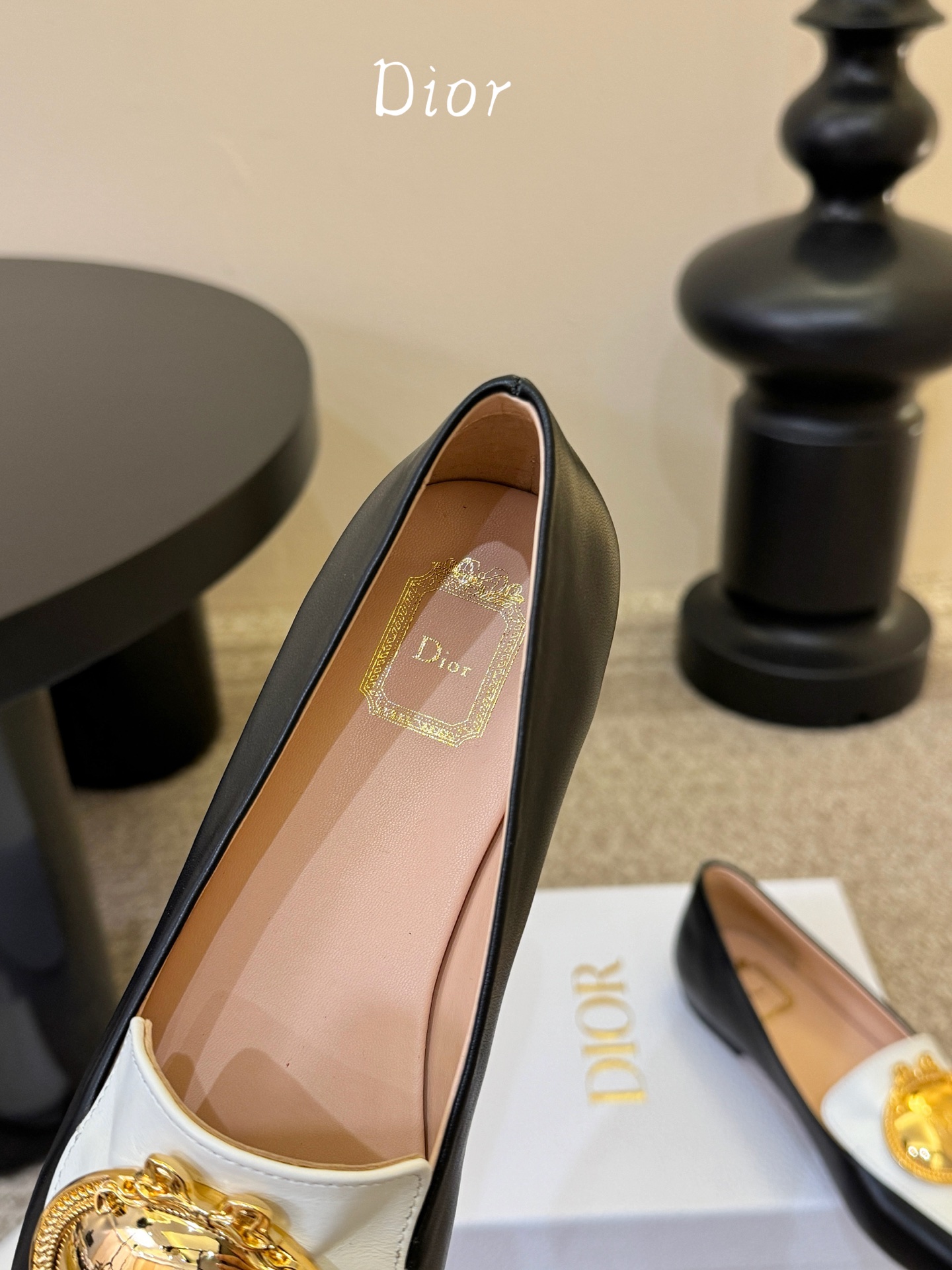 Dio* 春夏新款Dior方头平底乐福鞋这款 My Dior 露跟高跟鞋是春夏成衣系列新品，精致优雅。采