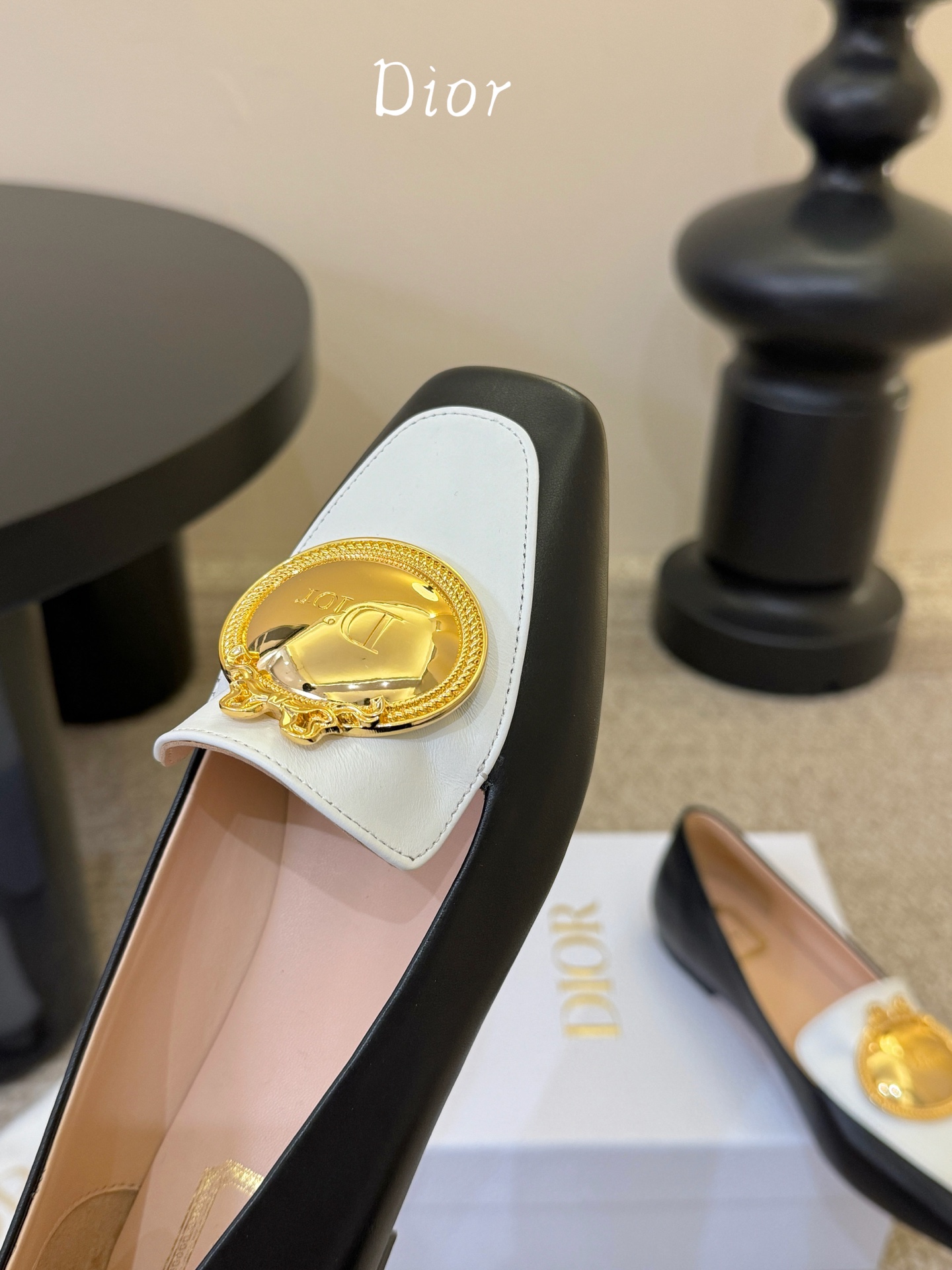 Dio* 春夏新款Dior方头平底乐福鞋这款 My Dior 露跟高跟鞋是春夏成衣系列新品，精致优雅。采