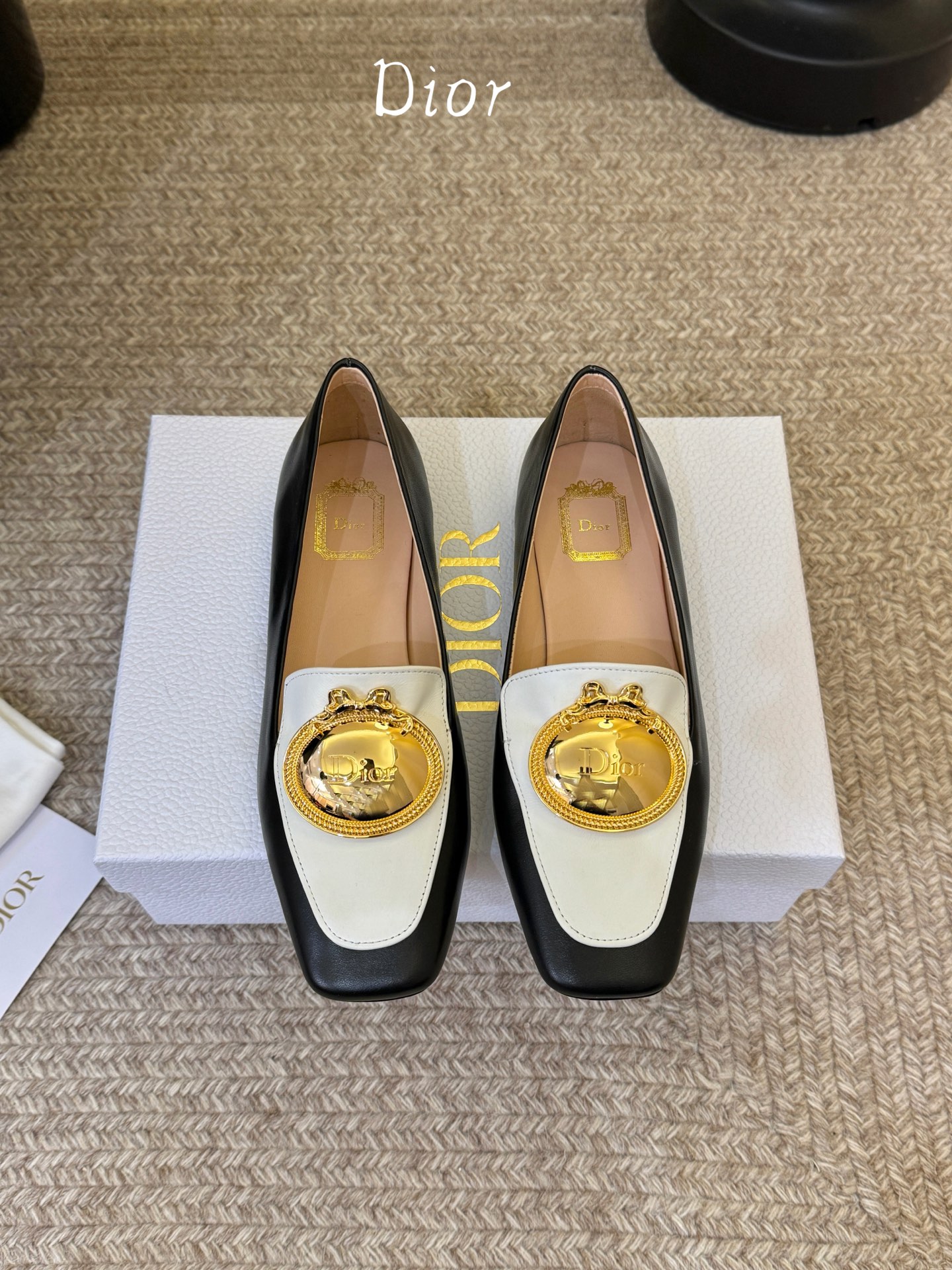 Dio* 春夏新款Dior方头平底乐福鞋这款 My Dior 露跟高跟鞋是春夏成衣系列新品，精致优雅。采