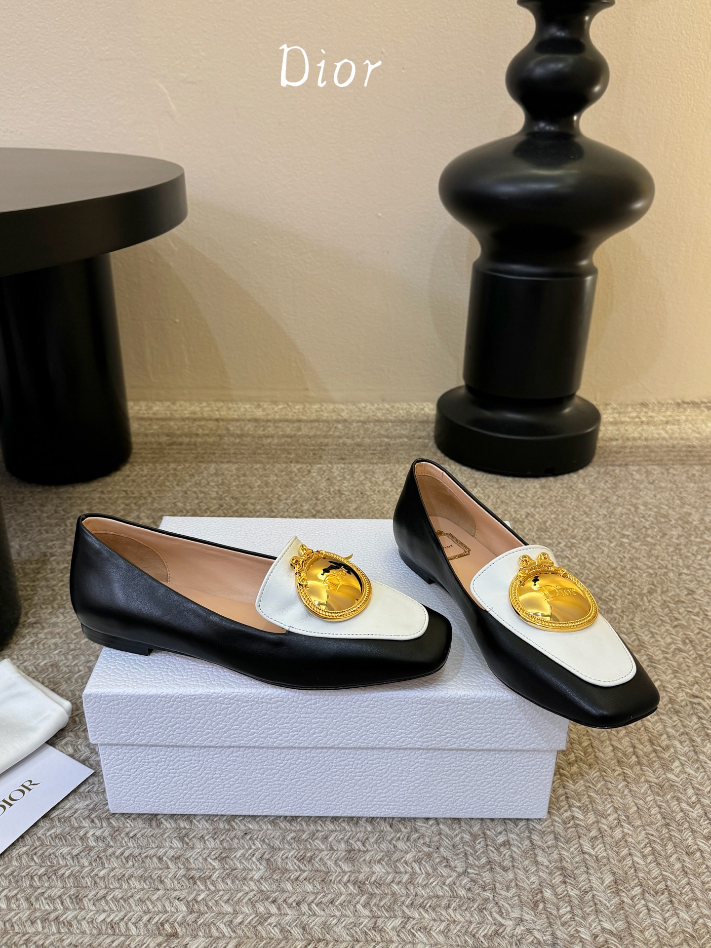 Dio* 春夏新款Dior方头平底乐福鞋这款 My Dior 露跟高跟鞋是春夏成衣系列新品，精致优雅。采