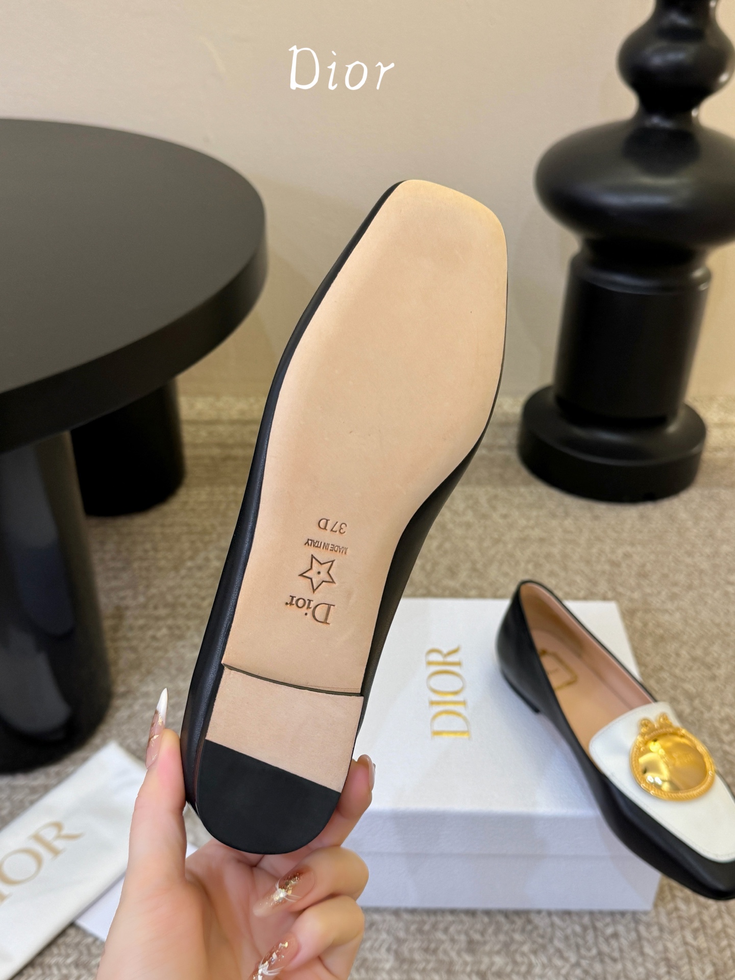 Dio* 春夏新款Dior方头平底乐福鞋这款 My Dior 露跟高跟鞋是春夏成衣系列新品，精致优雅。采
