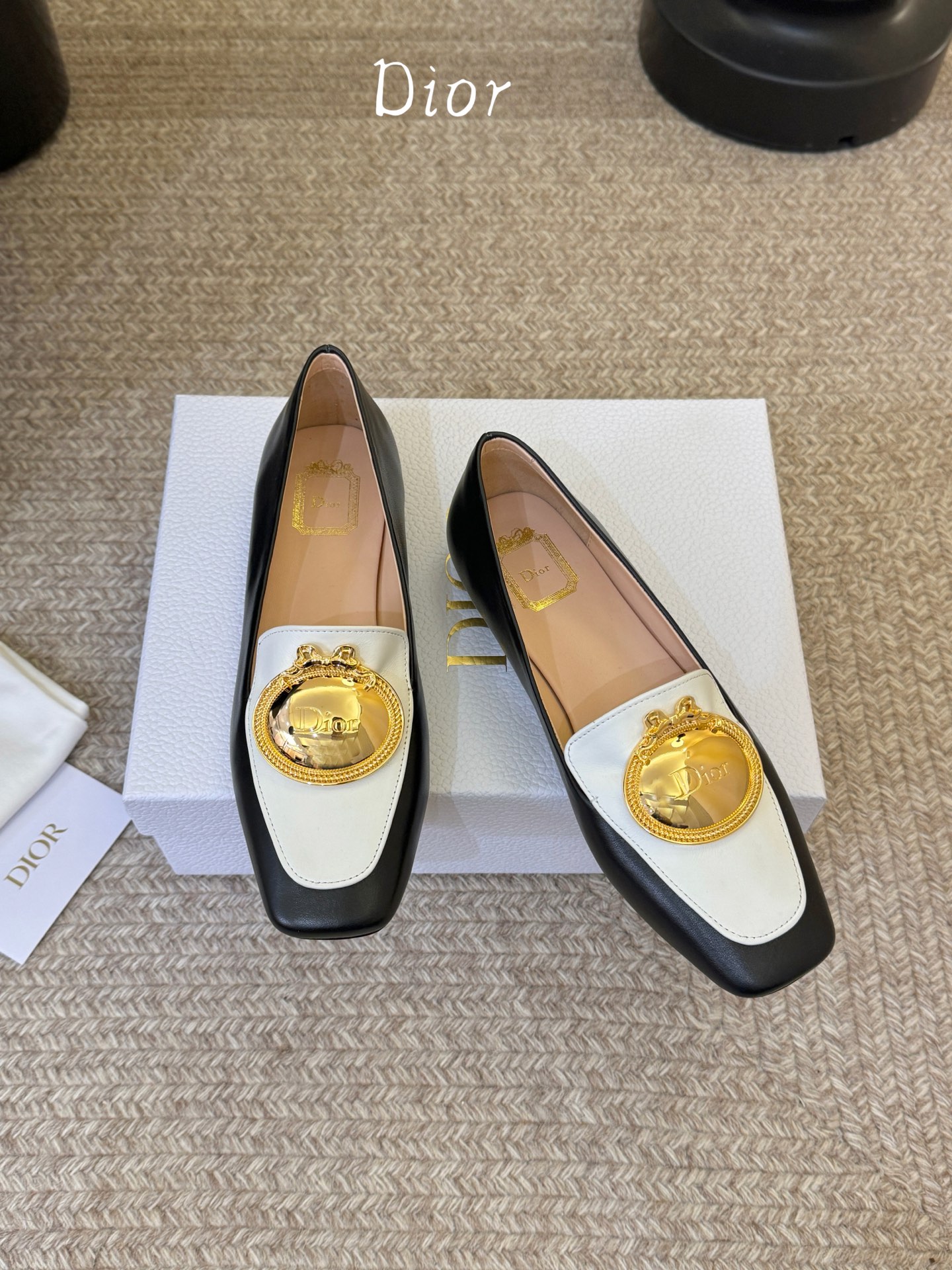 Dio* 春夏新款Dior方头平底乐福鞋这款 My Dior 露跟高跟鞋是春夏成衣系列新品，精致优雅。采