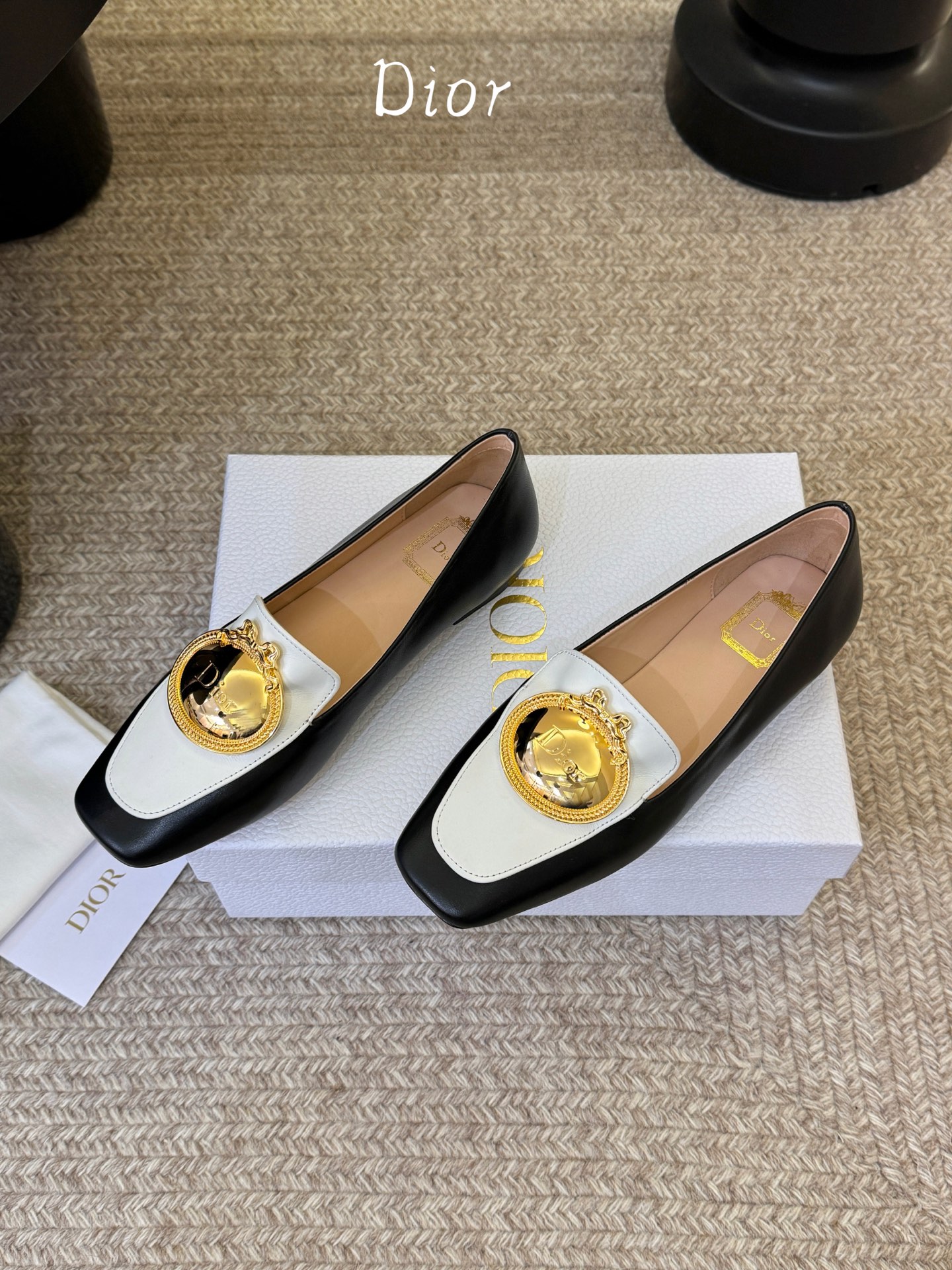 Dio* 春夏新款Dior方头平底乐福鞋这款 My Dior 露跟高跟鞋是春夏成衣系列新品，精致优雅。采