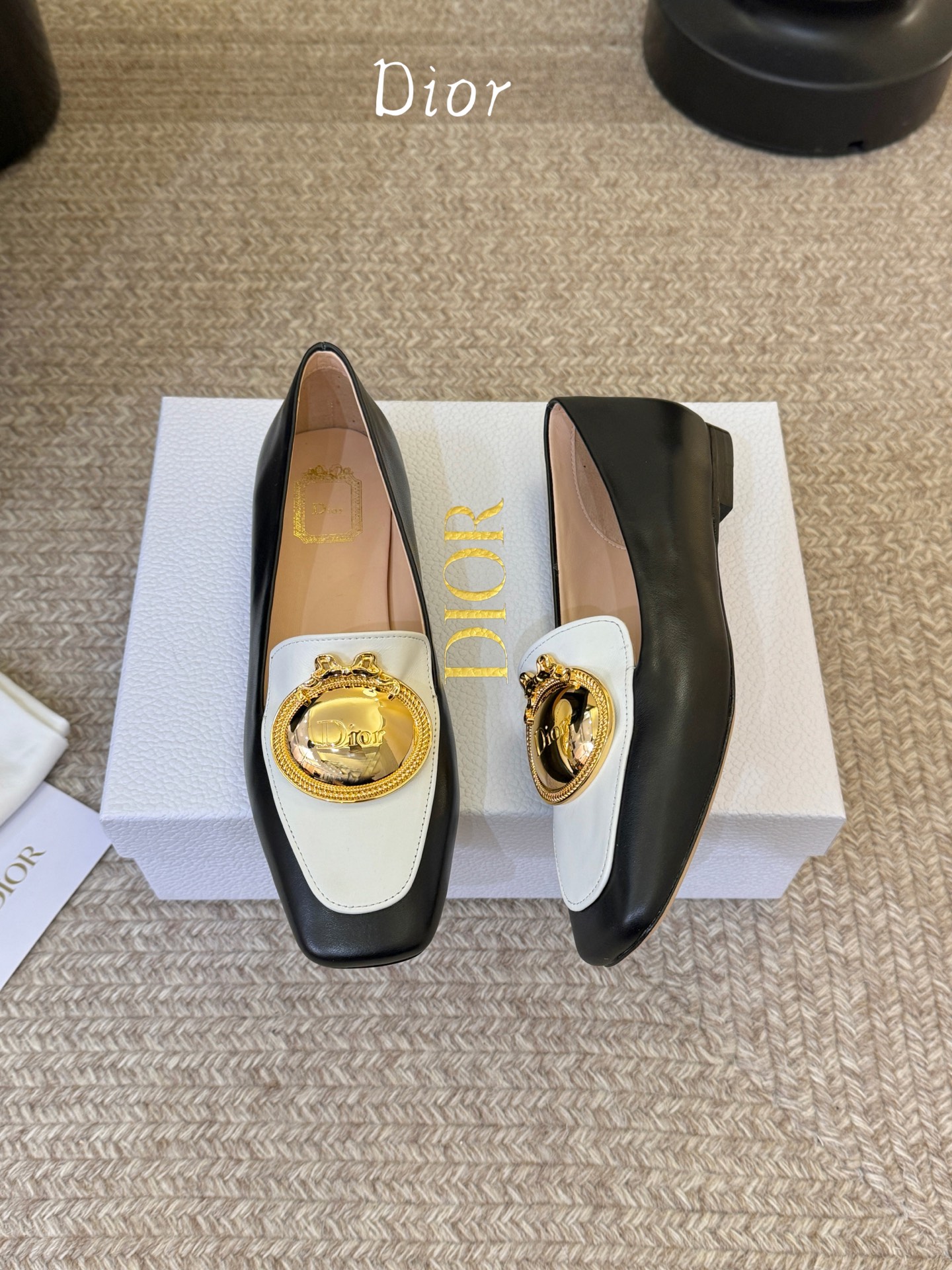 Dio* 春夏新款Dior方头平底乐福鞋这款 My Dior 露跟高跟鞋是春夏成衣系列新品，精致优雅。采