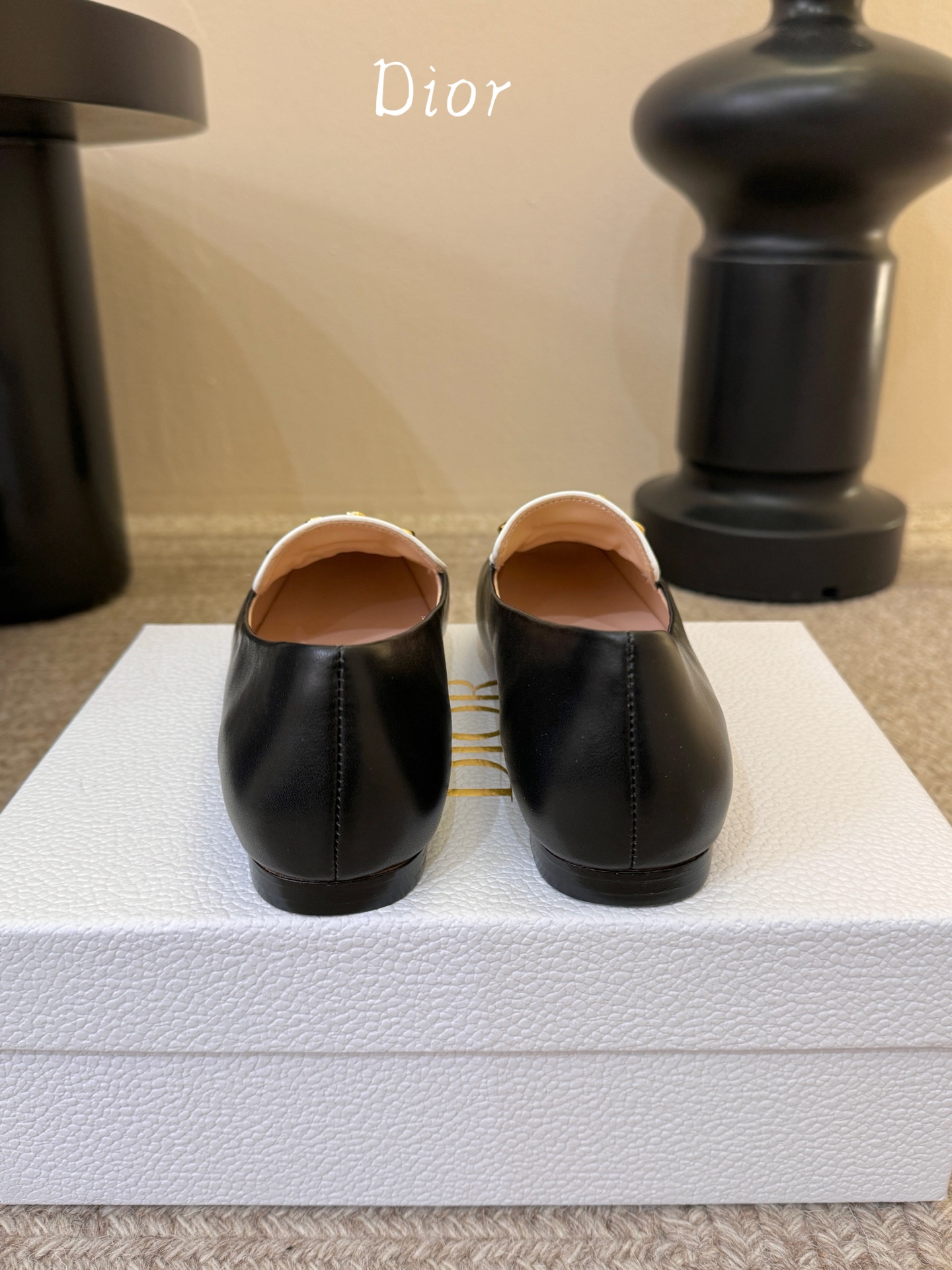 Dio* 春夏新款Dior方头平底乐福鞋这款 My Dior 露跟高跟鞋是春夏成衣系列新品，精致优雅。采