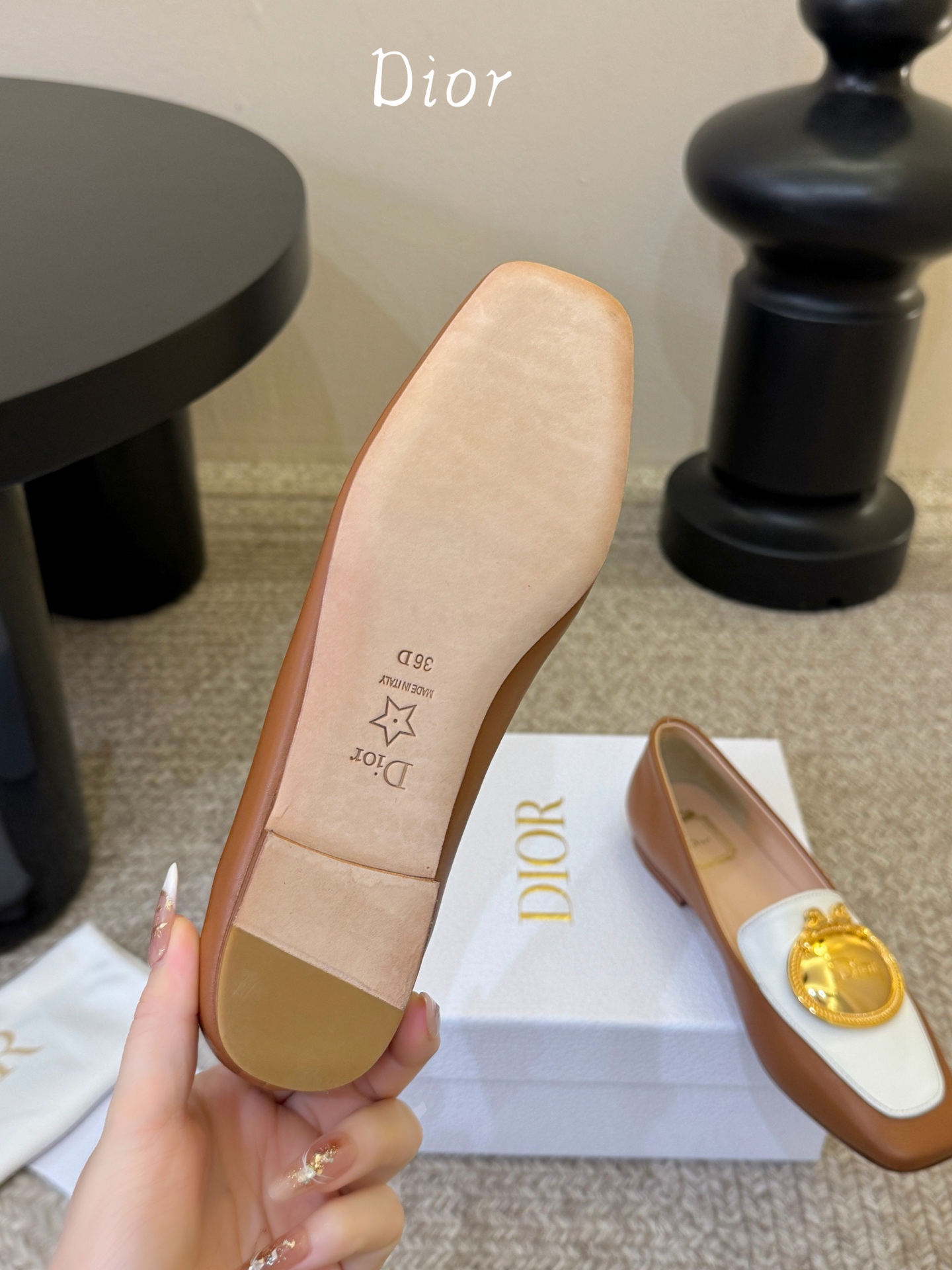 Dio* 春夏新款Dior方头平底乐福鞋这款 My Dior 露跟高跟鞋是春夏成衣系列新品，精致优雅。采
