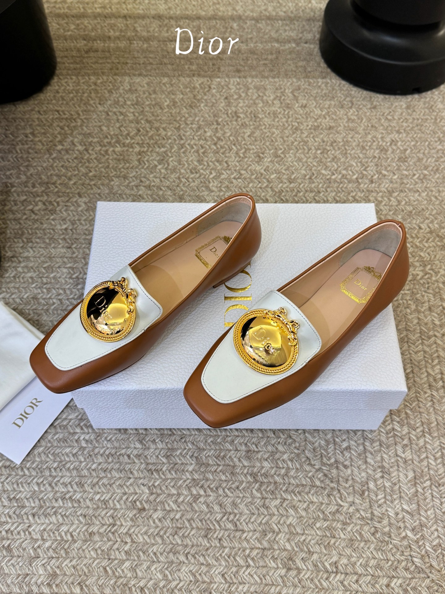 Dio* 春夏新款Dior方头平底乐福鞋这款 My Dior 露跟高跟鞋是春夏成衣系列新品，精致优雅。采