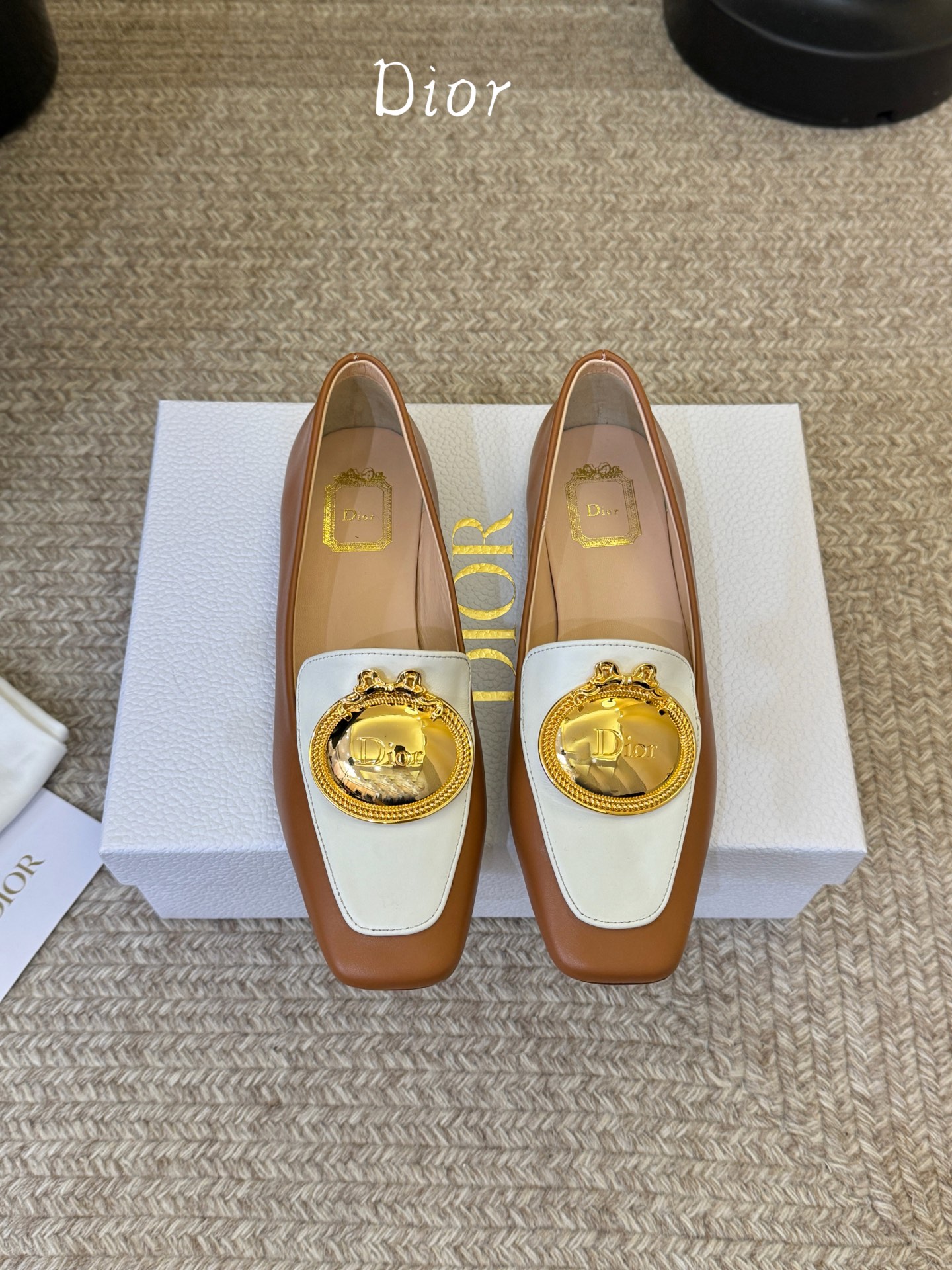 Dio* 春夏新款Dior方头平底乐福鞋这款 My Dior 露跟高跟鞋是春夏成衣系列新品，精致优雅。采