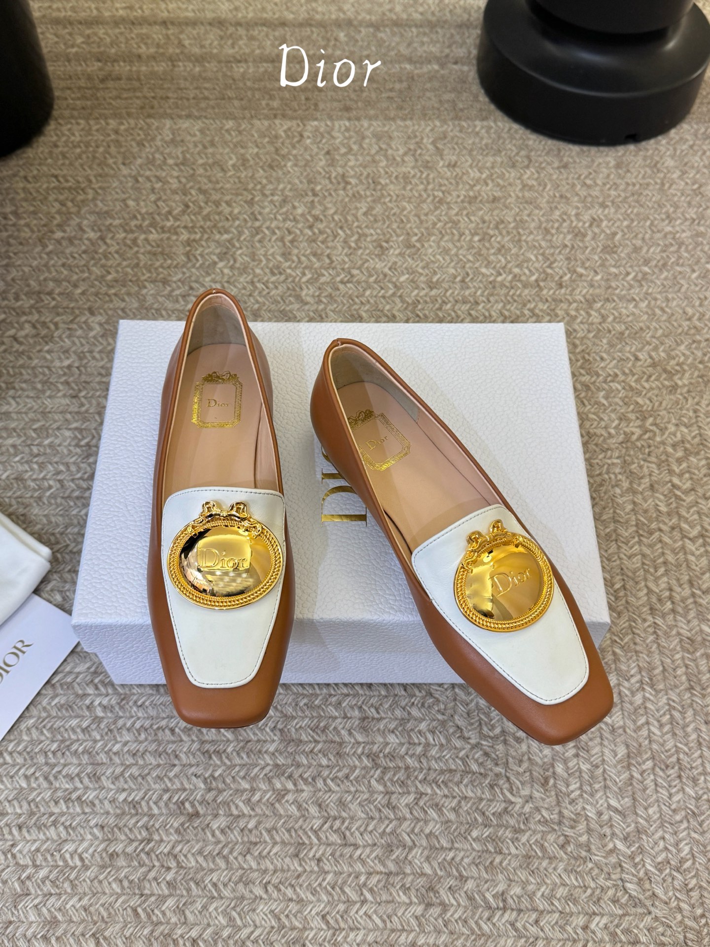 Dio* 春夏新款Dior方头平底乐福鞋这款 My Dior 露跟高跟鞋是春夏成衣系列新品，精致优雅。采