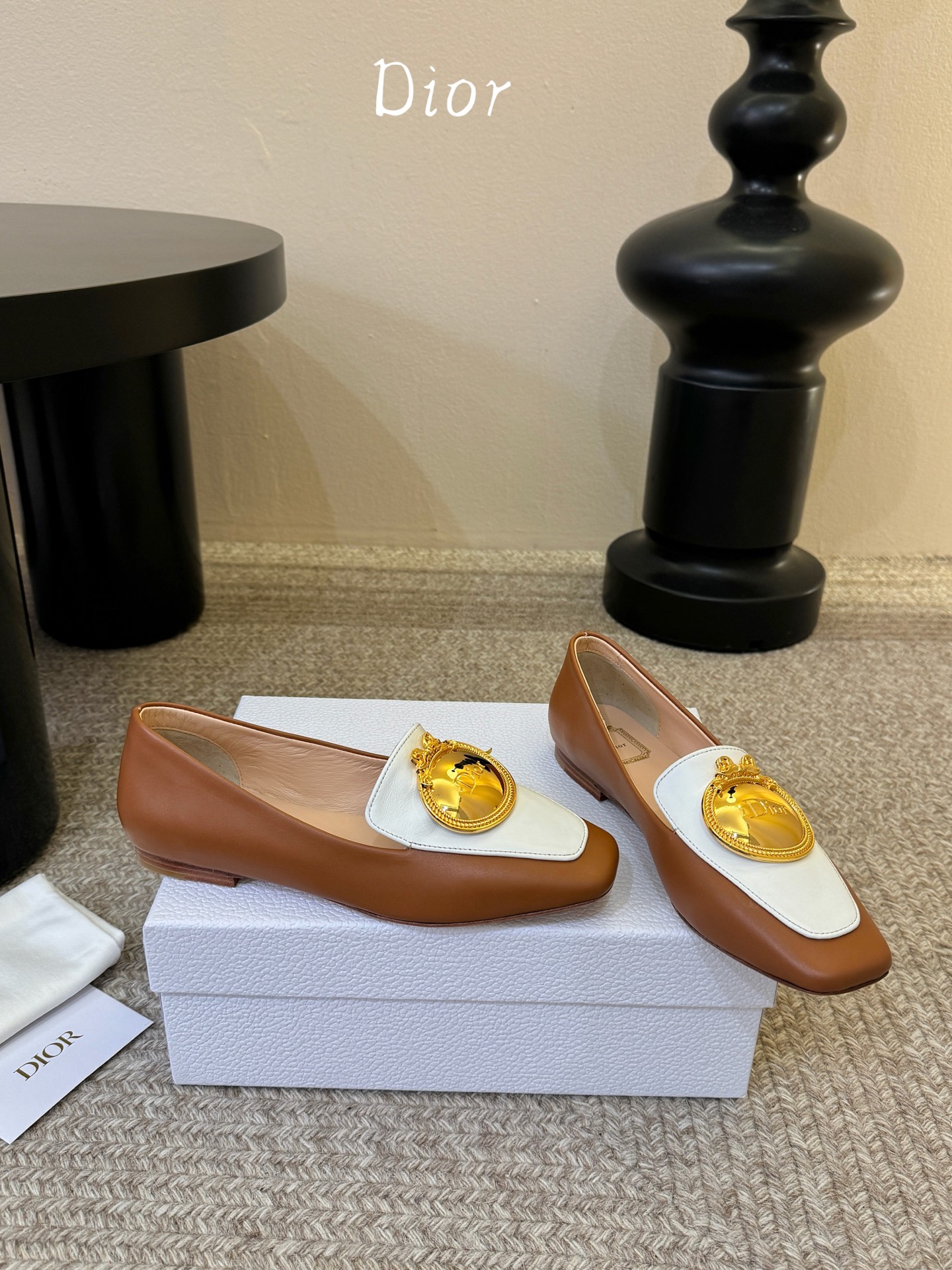 Dio* 春夏新款Dior方头平底乐福鞋这款 My Dior 露跟高跟鞋是春夏成衣系列新品，精致优雅。采