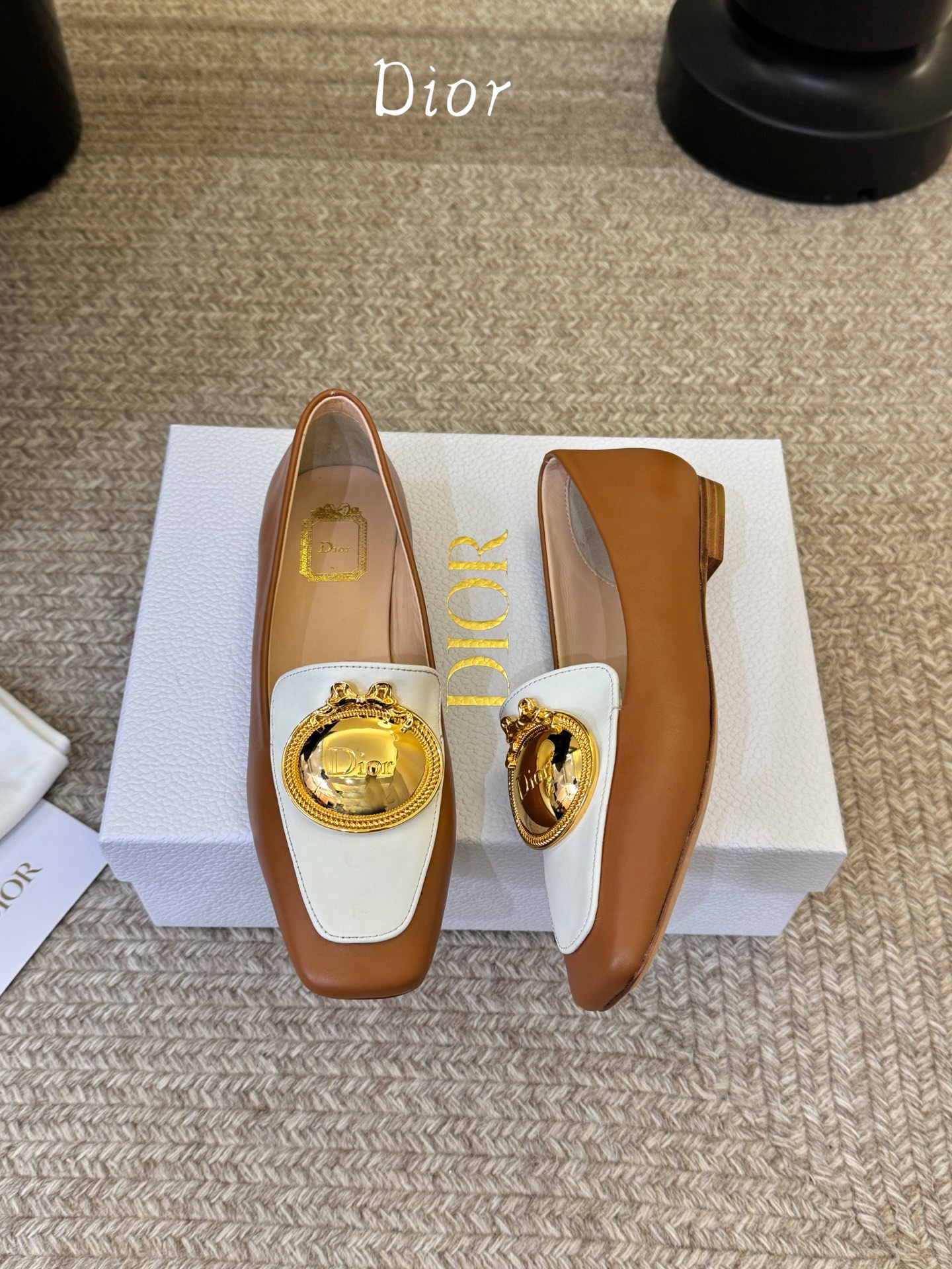 Dio* 春夏新款Dior方头平底乐福鞋这款 My Dior 露跟高跟鞋是春夏成衣系列新品，精致优雅。采