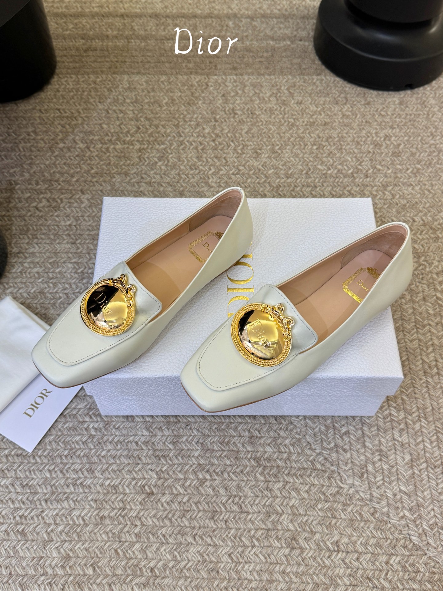 Dio* 春夏新款Dior方头平底乐福鞋这款 My Dior 露跟高跟鞋是春夏成衣系列新品，精致优雅。采