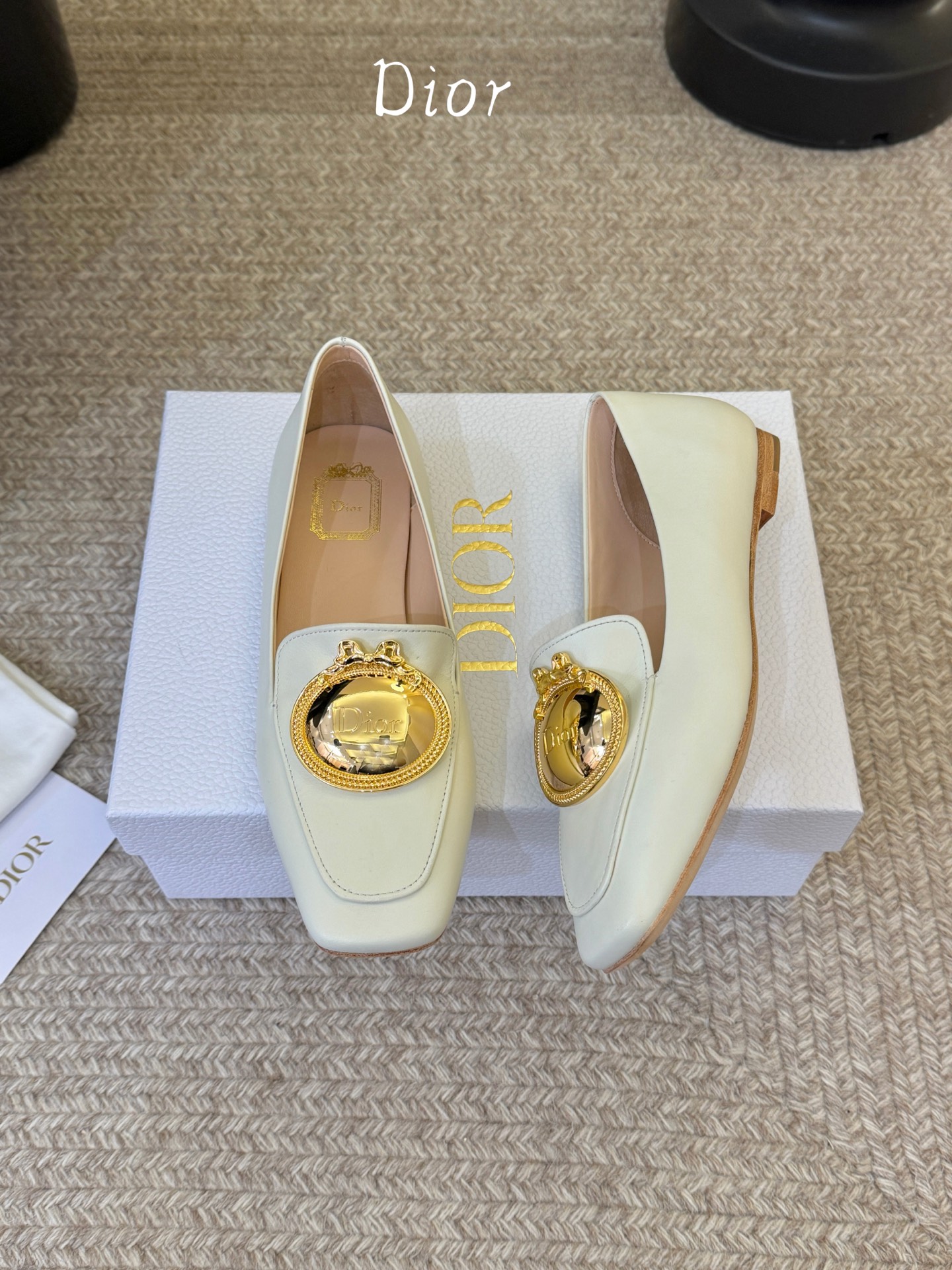 Dio* 春夏新款Dior方头平底乐福鞋这款 My Dior 露跟高跟鞋是春夏成衣系列新品，精致优雅。采