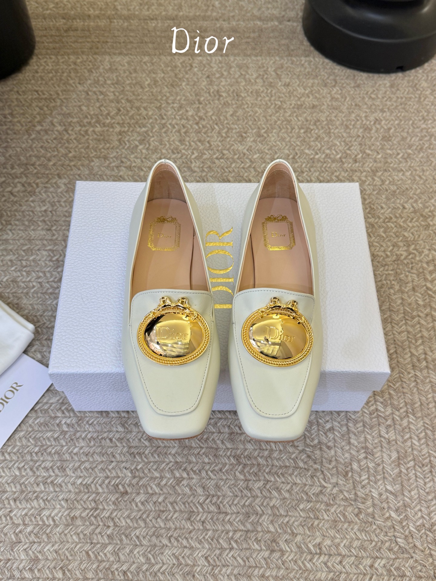 Dio* 春夏新款Dior方头平底乐福鞋这款 My Dior 露跟高跟鞋是春夏成衣系列新品，精致优雅。采