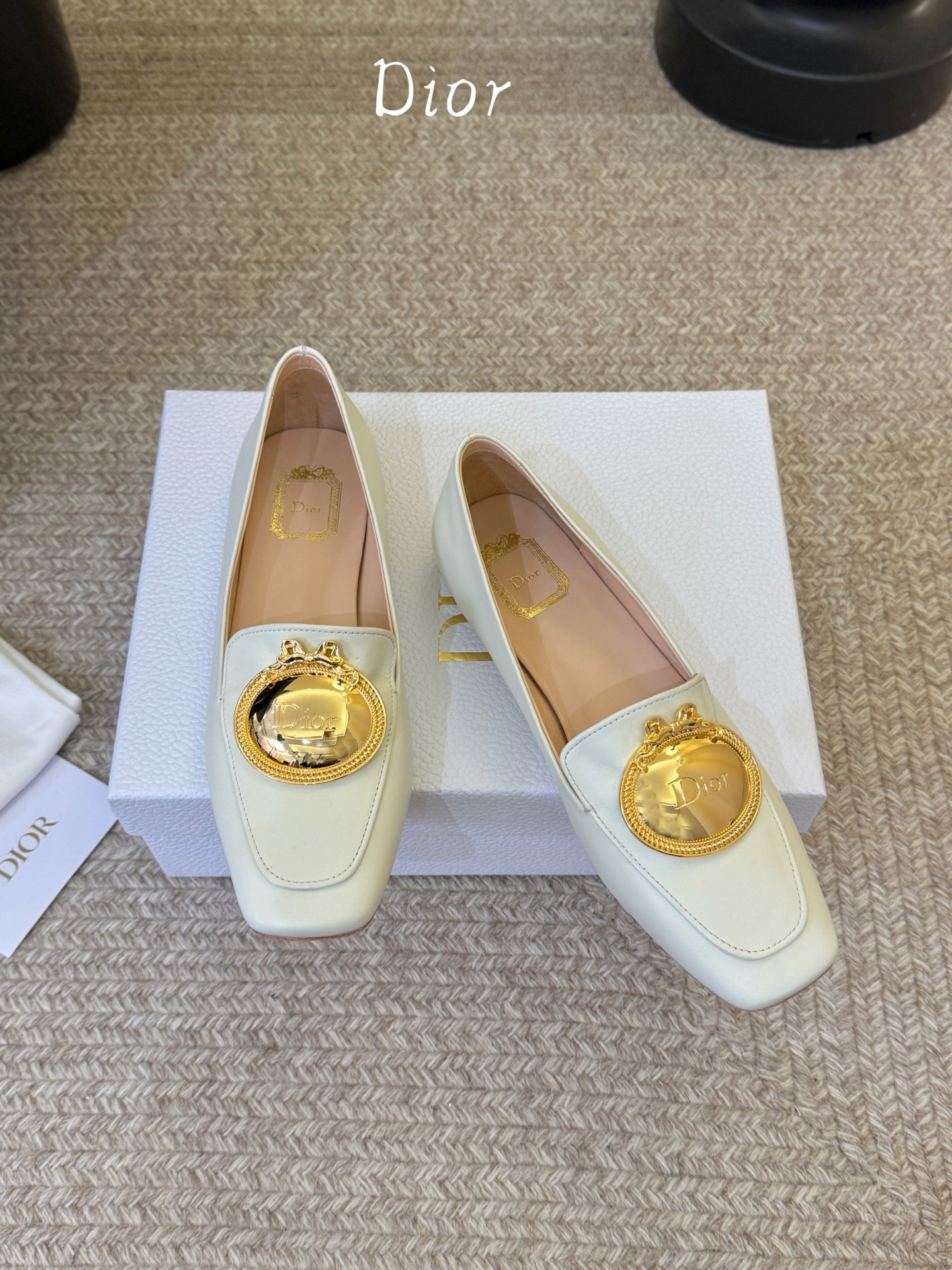 Dio* 春夏新款Dior方头平底乐福鞋这款 My Dior 露跟高跟鞋是春夏成衣系列新品，精致优雅。采