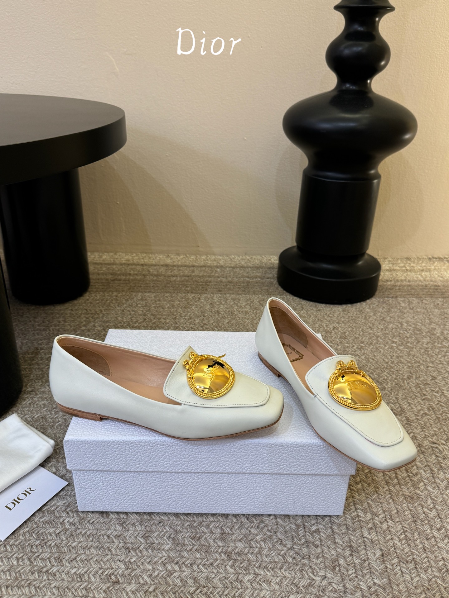 Dio* 春夏新款Dior方头平底乐福鞋这款 My Dior 露跟高跟鞋是春夏成衣系列新品，精致优雅。采