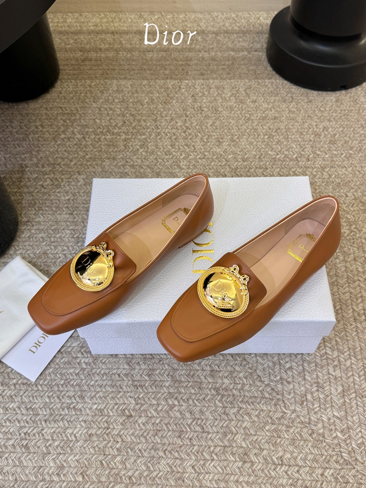 Dio* 春夏新款Dior方头平底乐福鞋这款 My Dior 露跟高跟鞋是春夏成衣系列新品，精致优雅。采