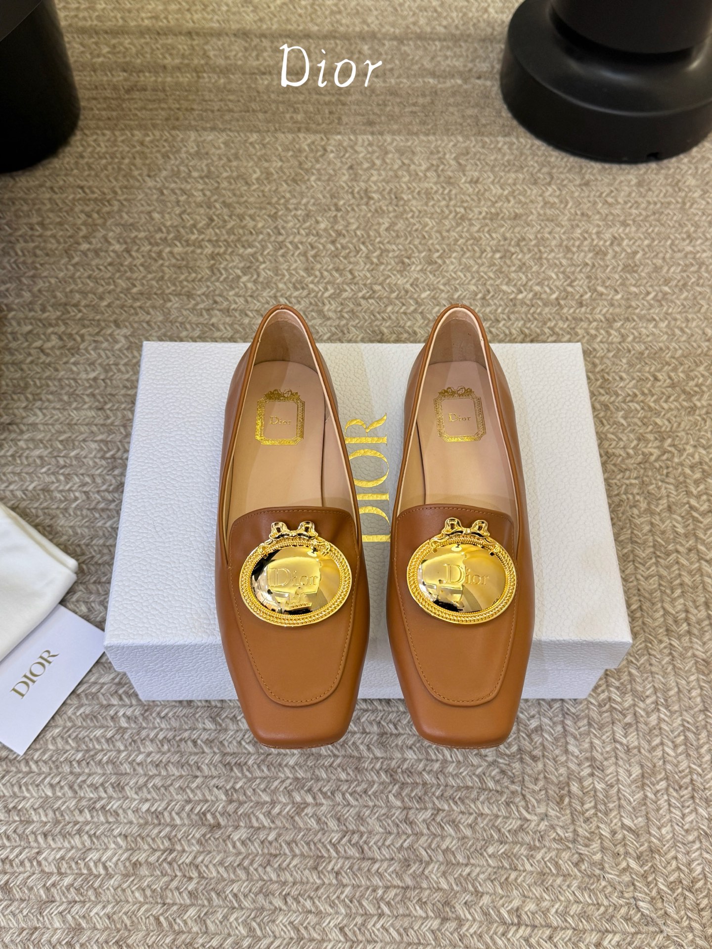 Dio* 春夏新款Dior方头平底乐福鞋这款 My Dior 露跟高跟鞋是春夏成衣系列新品，精致优雅。采