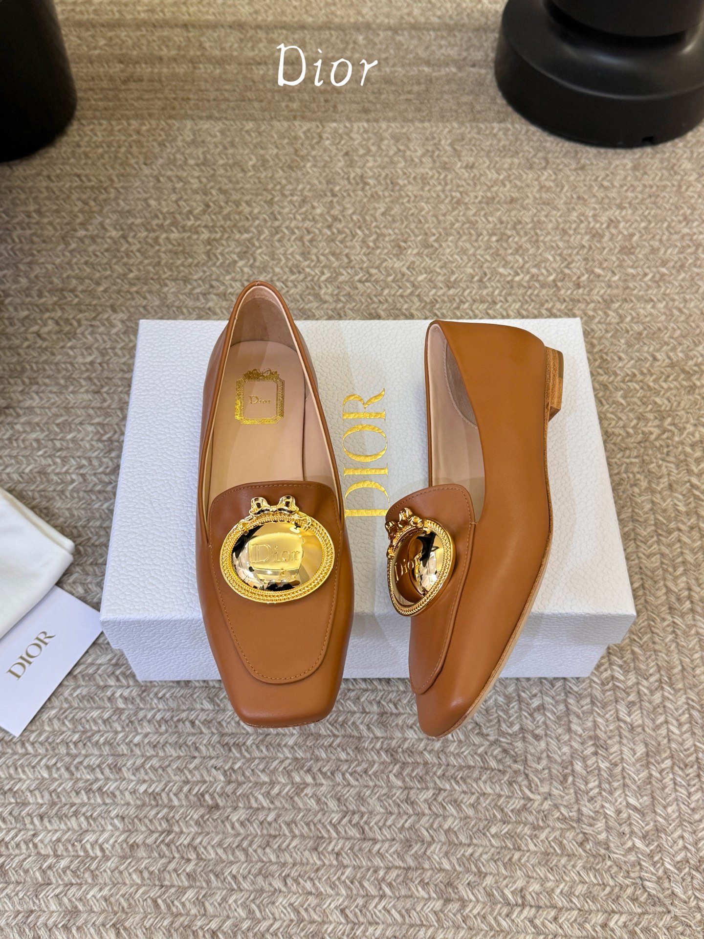 Dio* 春夏新款Dior方头平底乐福鞋这款 My Dior 露跟高跟鞋是春夏成衣系列新品，精致优雅。采