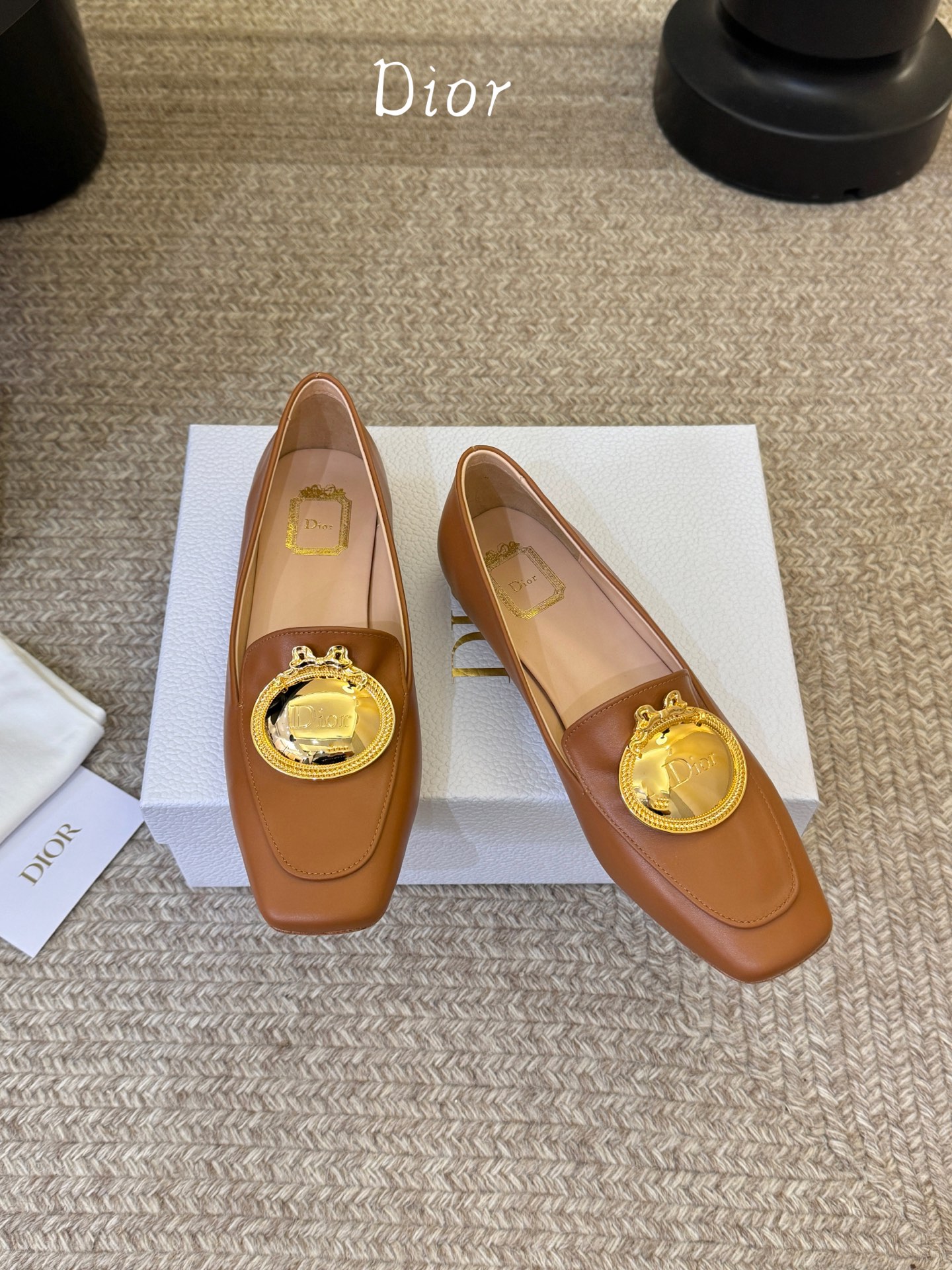 Dio* 春夏新款Dior方头平底乐福鞋这款 My Dior 露跟高跟鞋是春夏成衣系列新品，精致优雅。采