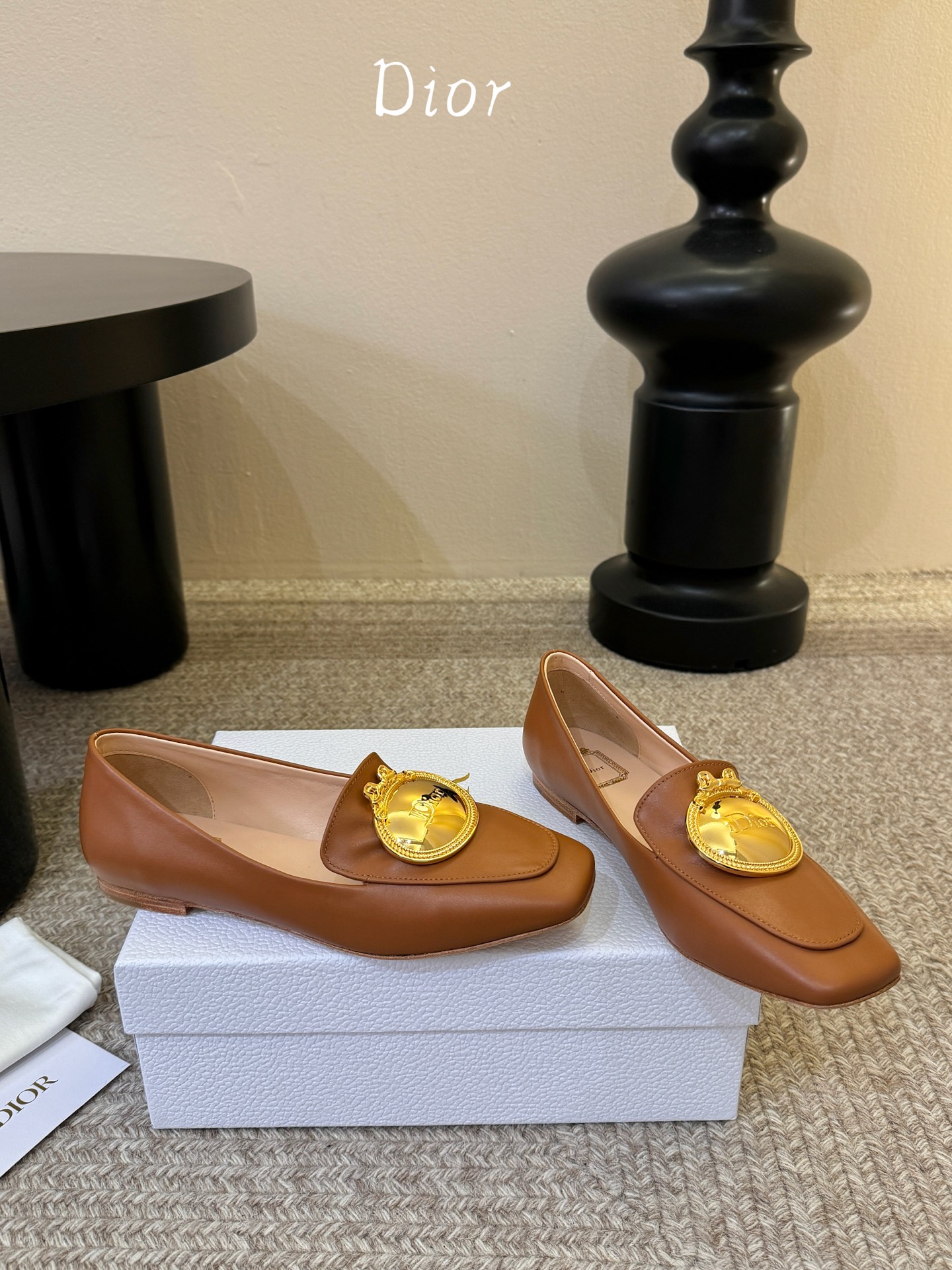 Dio* 春夏新款Dior方头平底乐福鞋这款 My Dior 露跟高跟鞋是春夏成衣系列新品，精致优雅。采