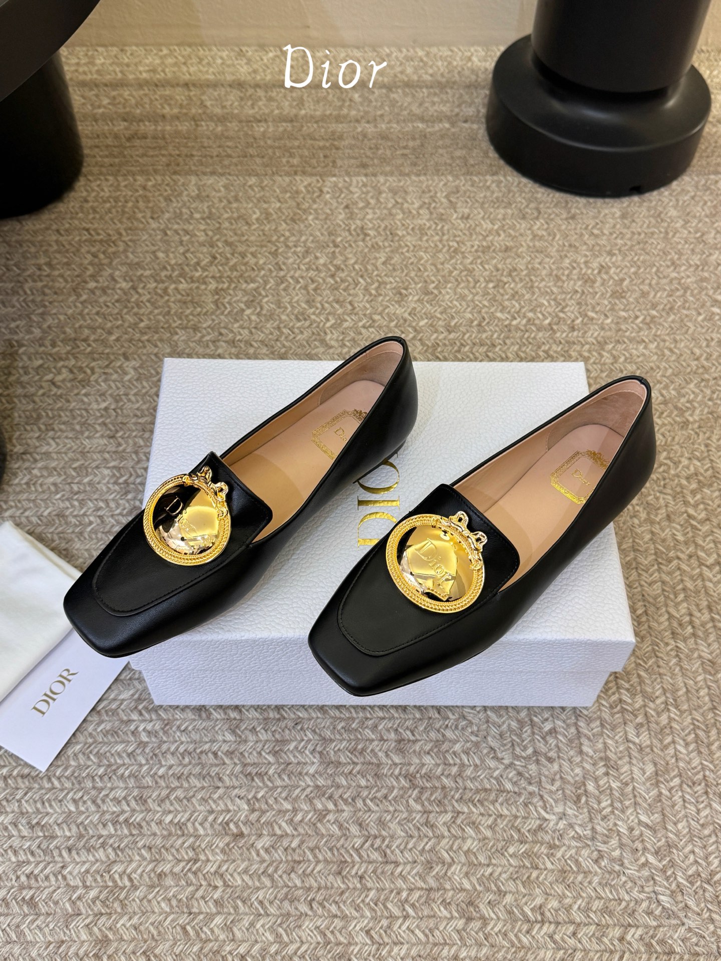 Dio* 春夏新款Dior方头平底乐福鞋这款 My Dior 露跟高跟鞋是春夏成衣系列新品，精致优雅。采