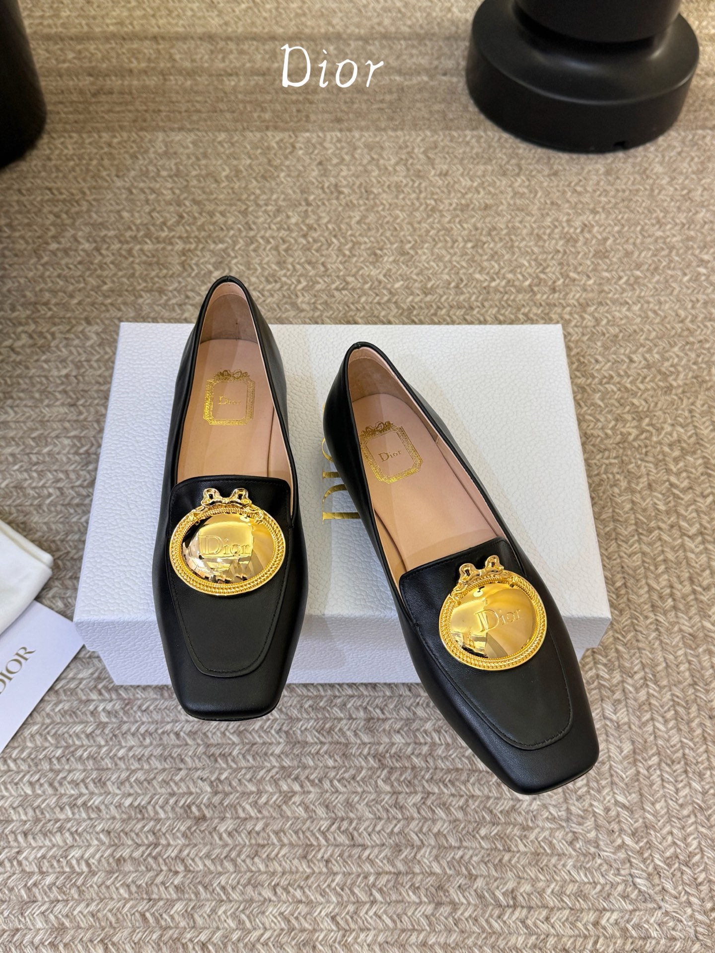 Dio* 春夏新款Dior方头平底乐福鞋这款 My Dior 露跟高跟鞋是春夏成衣系列新品，精致优雅。采