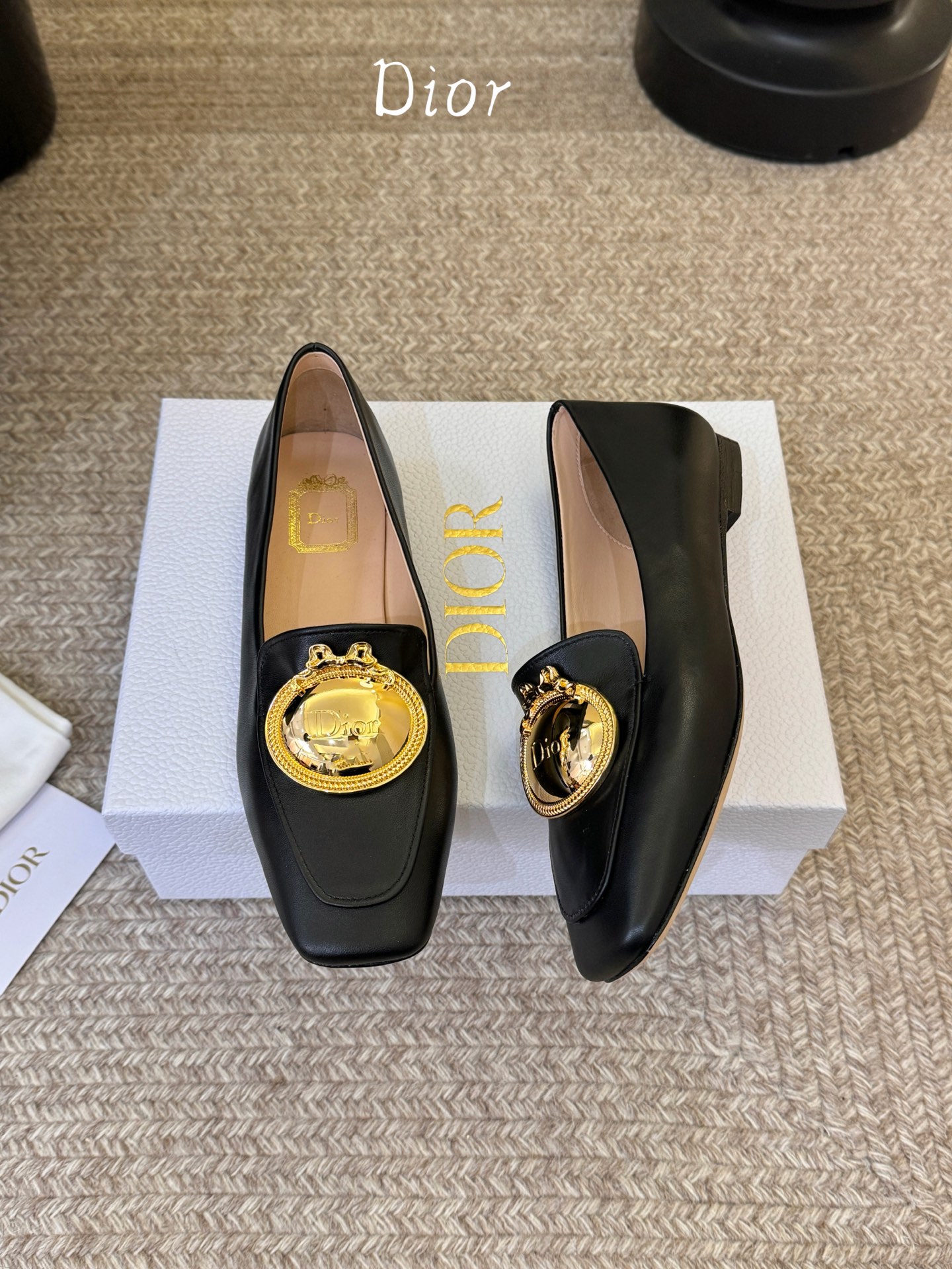 Dio* 春夏新款Dior方头平底乐福鞋这款 My Dior 露跟高跟鞋是春夏成衣系列新品，精致优雅。采