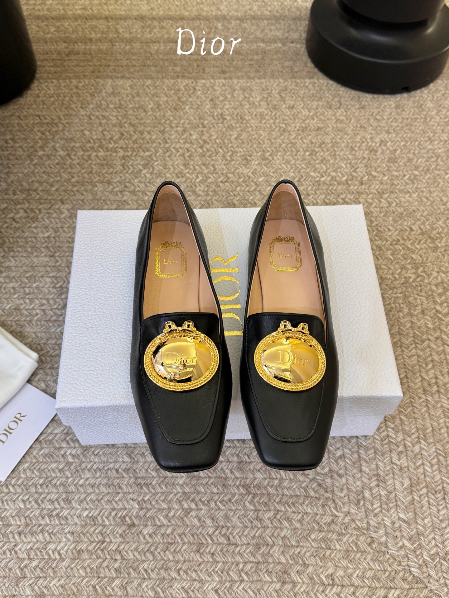Dio* 春夏新款Dior方头平底乐福鞋这款 My Dior 露跟高跟鞋是春夏成衣系列新品，精致优雅。采