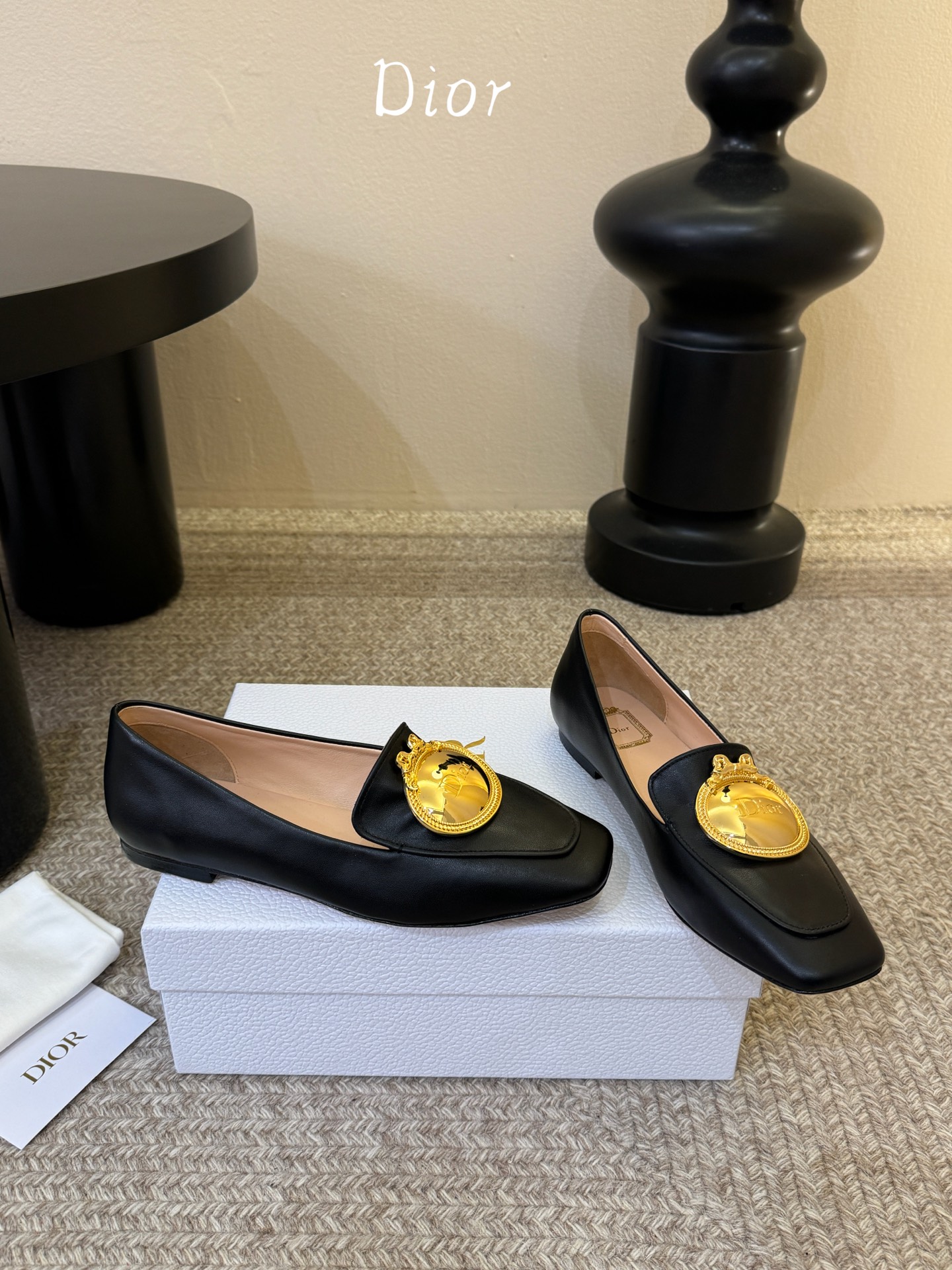 Dio* 春夏新款Dior方头平底乐福鞋这款 My Dior 露跟高跟鞋是春夏成衣系列新品，精致优雅。采