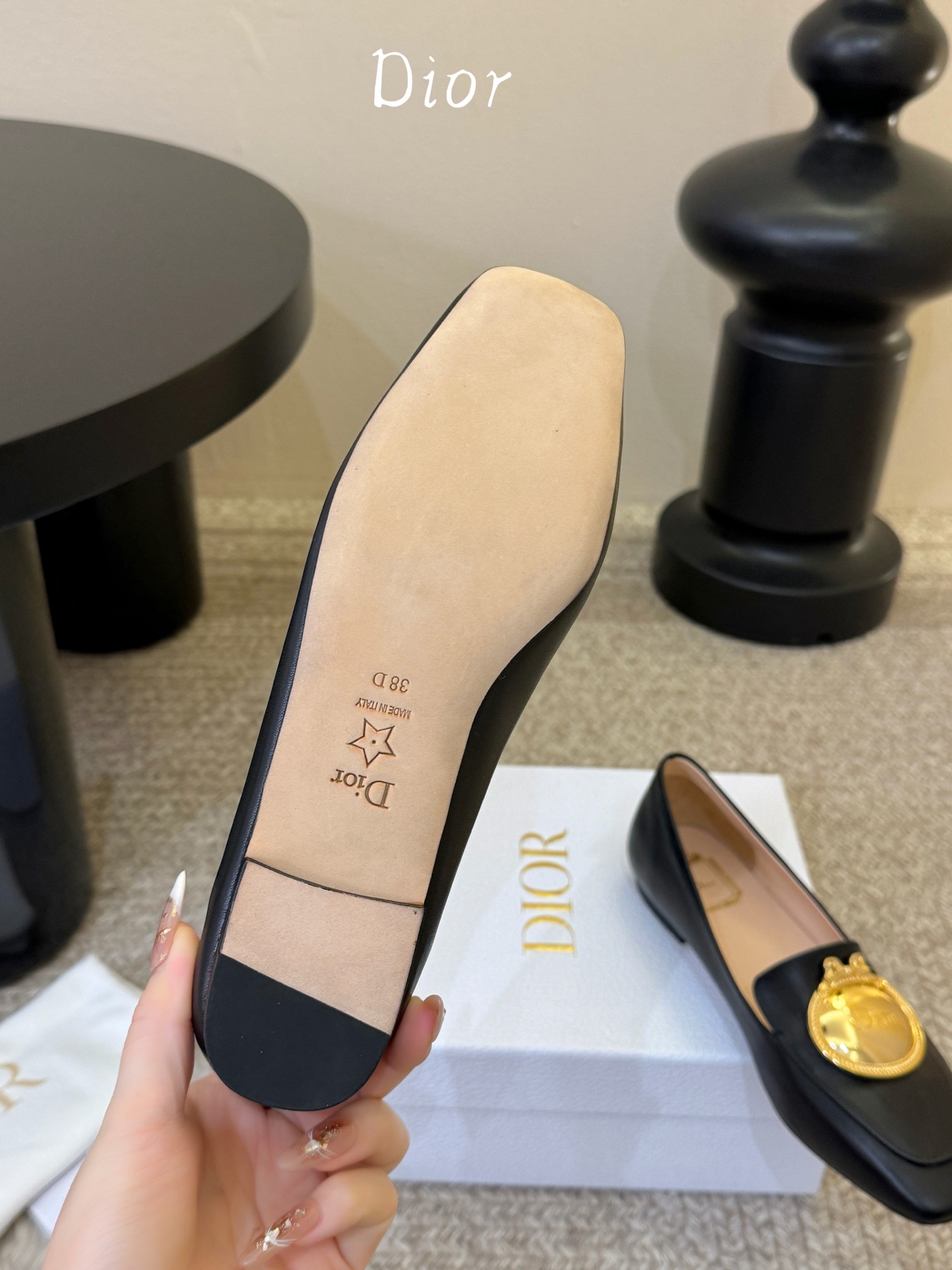 Dio* 春夏新款Dior方头平底乐福鞋这款 My Dior 露跟高跟鞋是春夏成衣系列新品，精致优雅。采
