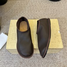the row 26春夏新款圆头平底简易单鞋!每一季新品都吸引着时髦精的注意,这款小跟鞋一如既往的极简风 the row 26春夏新款圆头平底简易单鞋!每一季新品都吸引着时髦精的注意,这款小跟鞋一如既往的极简风