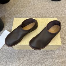 the row 26春夏新款圆头平底简易单鞋!每一季新品都吸引着时髦精的注意,这款小跟鞋一如既往的极简风 the row 26春夏新款圆头平底简易单鞋!每一季新品都吸引着时髦精的注意,这款小跟鞋一如既往的极简风