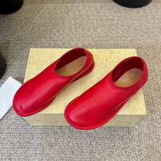 the row 26春夏新款圆头平底简易单鞋!每一季新品都吸引着时髦精的注意,这款小跟鞋一如既往的极简风 the row 26春夏新款圆头平底简易单鞋!每一季新品都吸引着时髦精的注意,这款小跟鞋一如既往的极简风